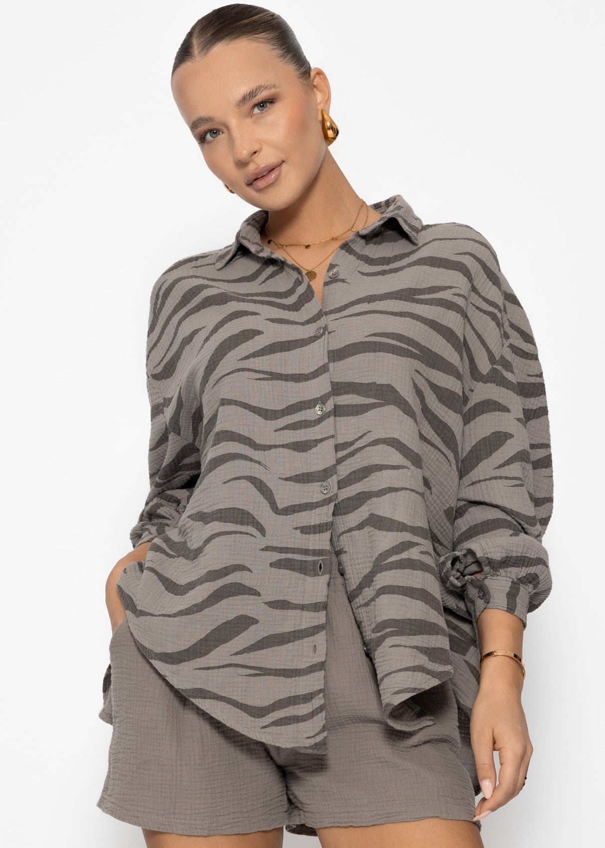 Oversize Musselin Bluse mit Zebra-Print - taupe