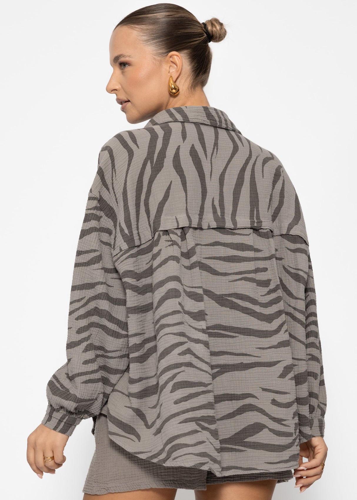 Oversize Musselin Bluse mit Zebra-Print - taupe