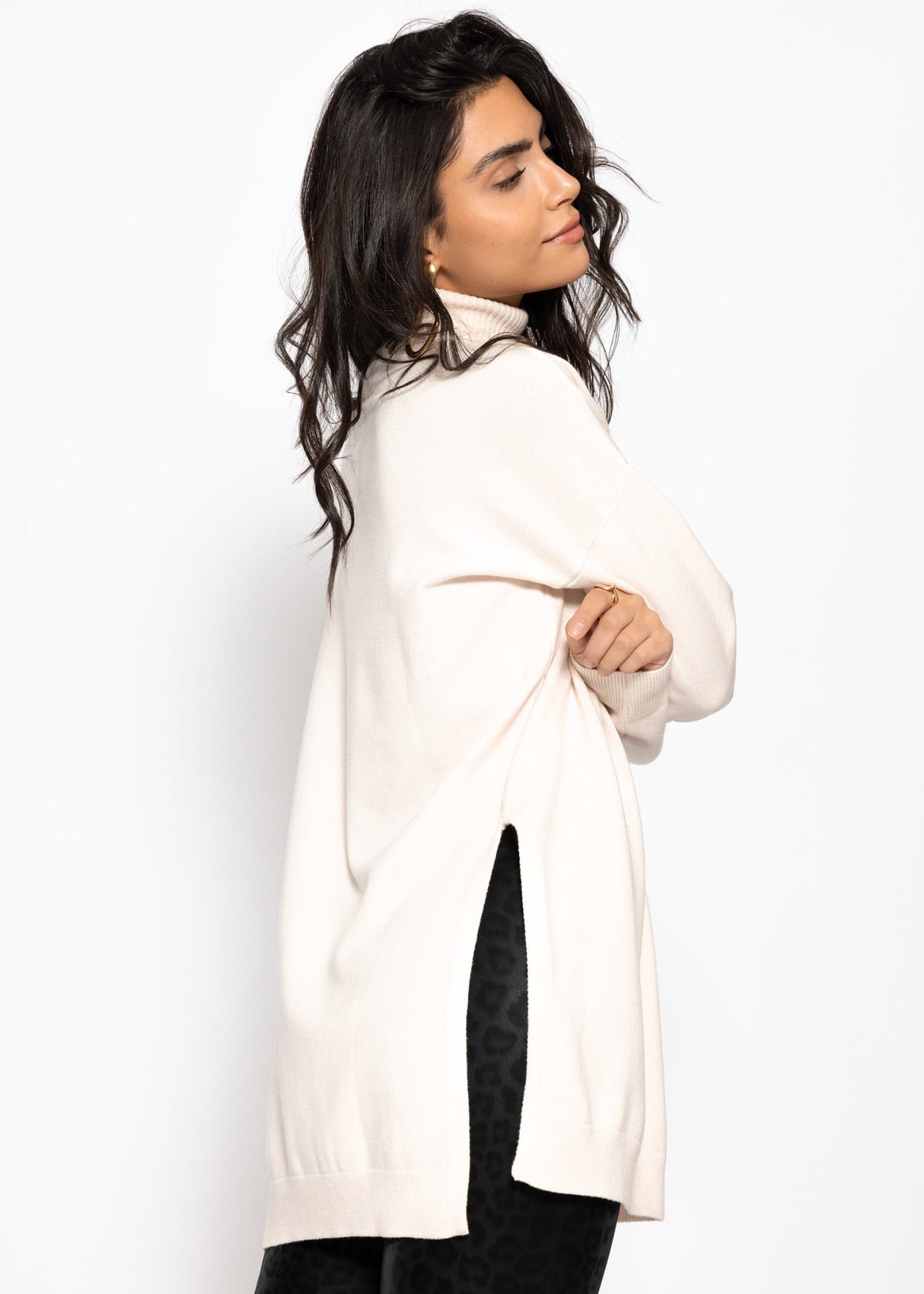 Oversize Rollkragenpullover mit langen Seitenschlitzen - offwhite