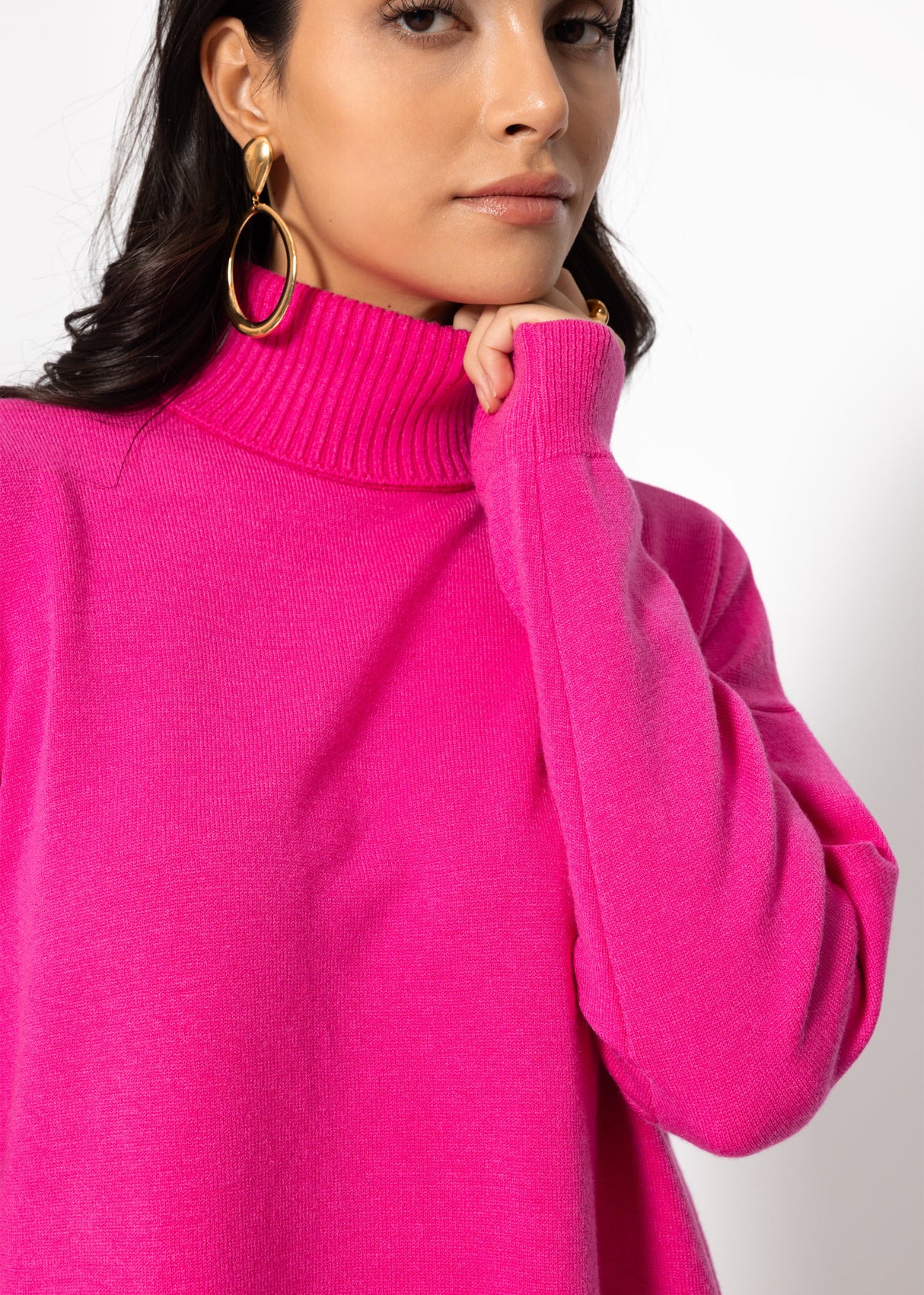 Oversized turtleneck sweater with long side slits - pink