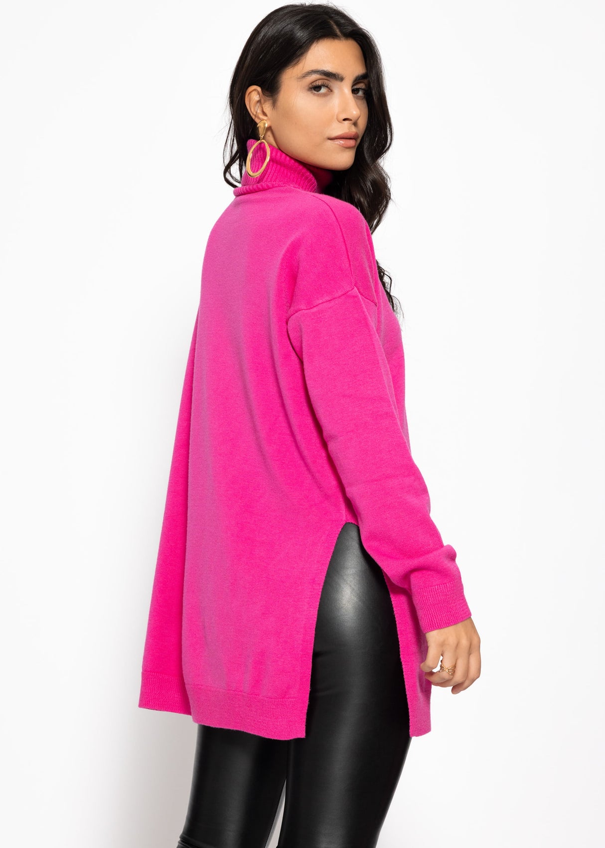 Oversized turtleneck sweater with long side slits - pink