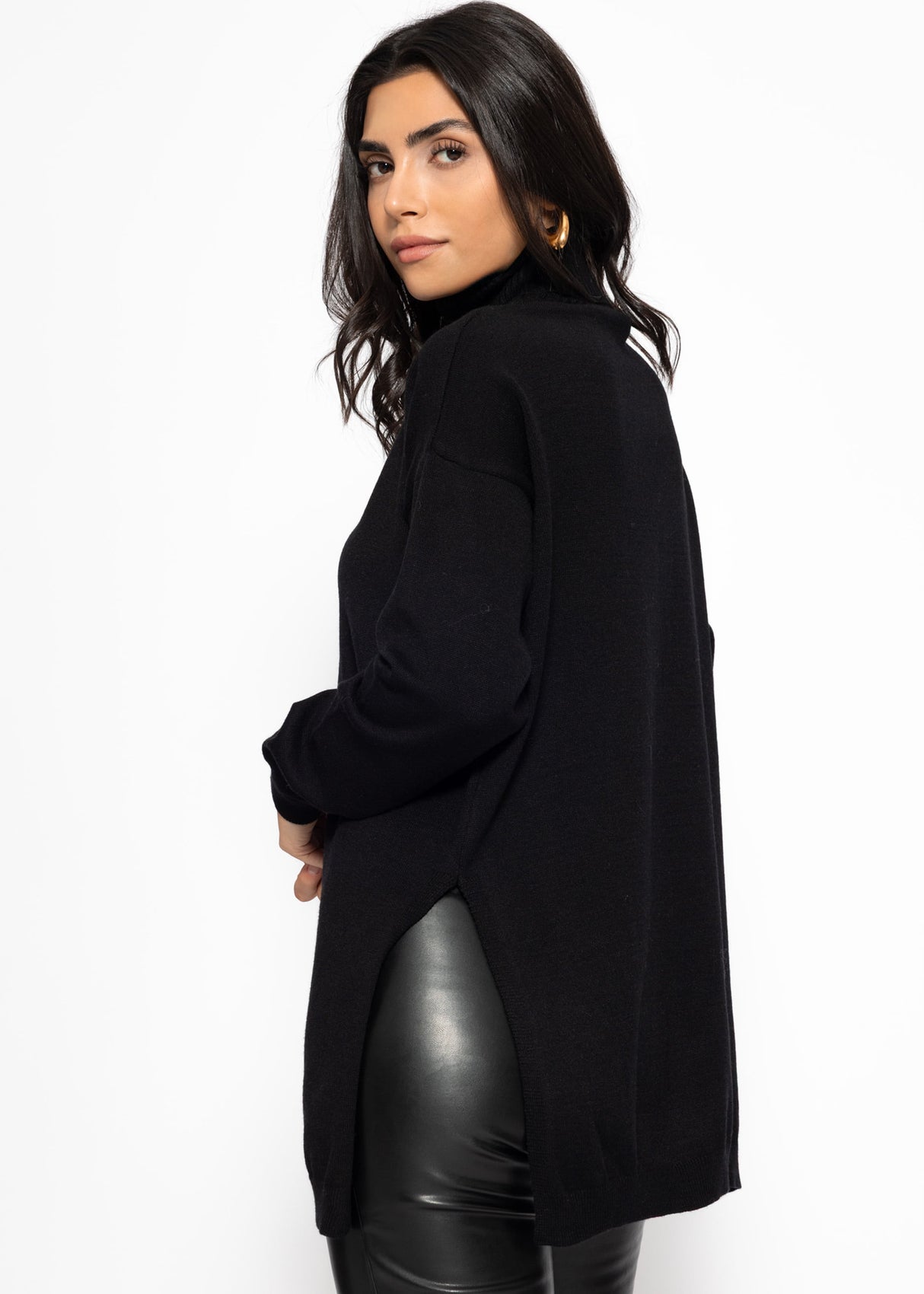 Oversize Rollkragenpullover mit langen Seitenschlitzen - schwarz