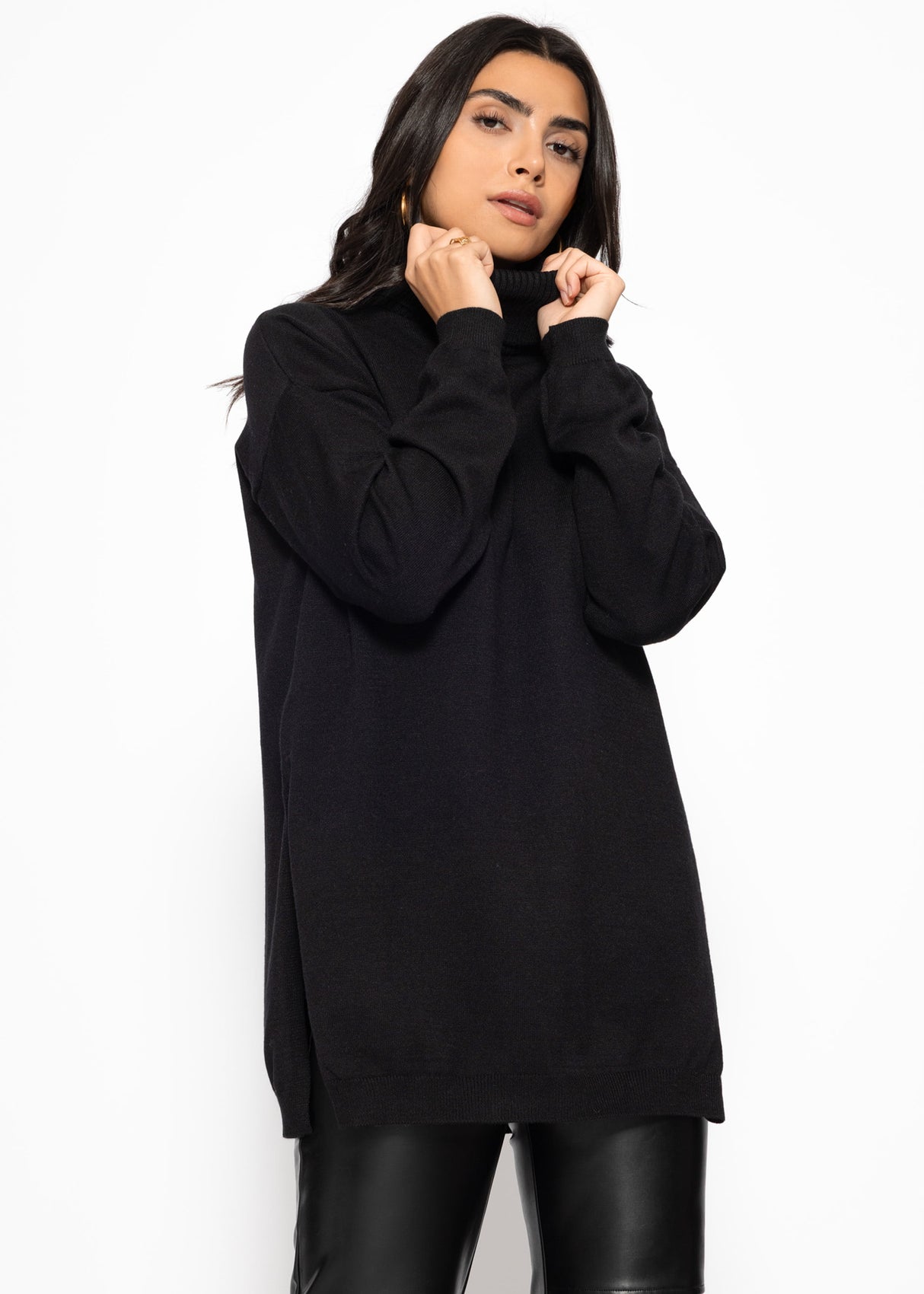 Oversize Rollkragenpullover mit langen Seitenschlitzen - schwarz