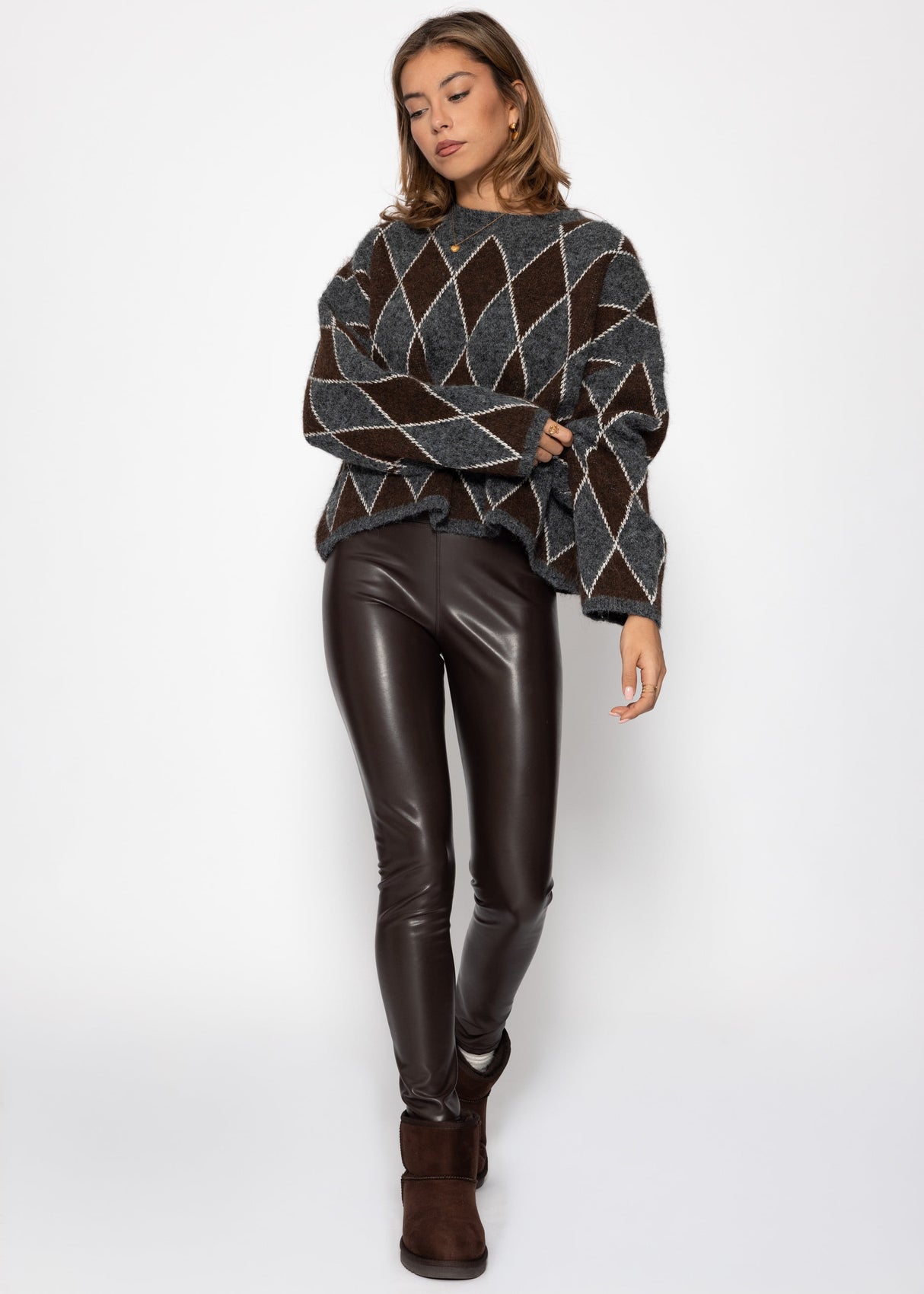 Oversized knit sweater with diamond pattern - gray-brown