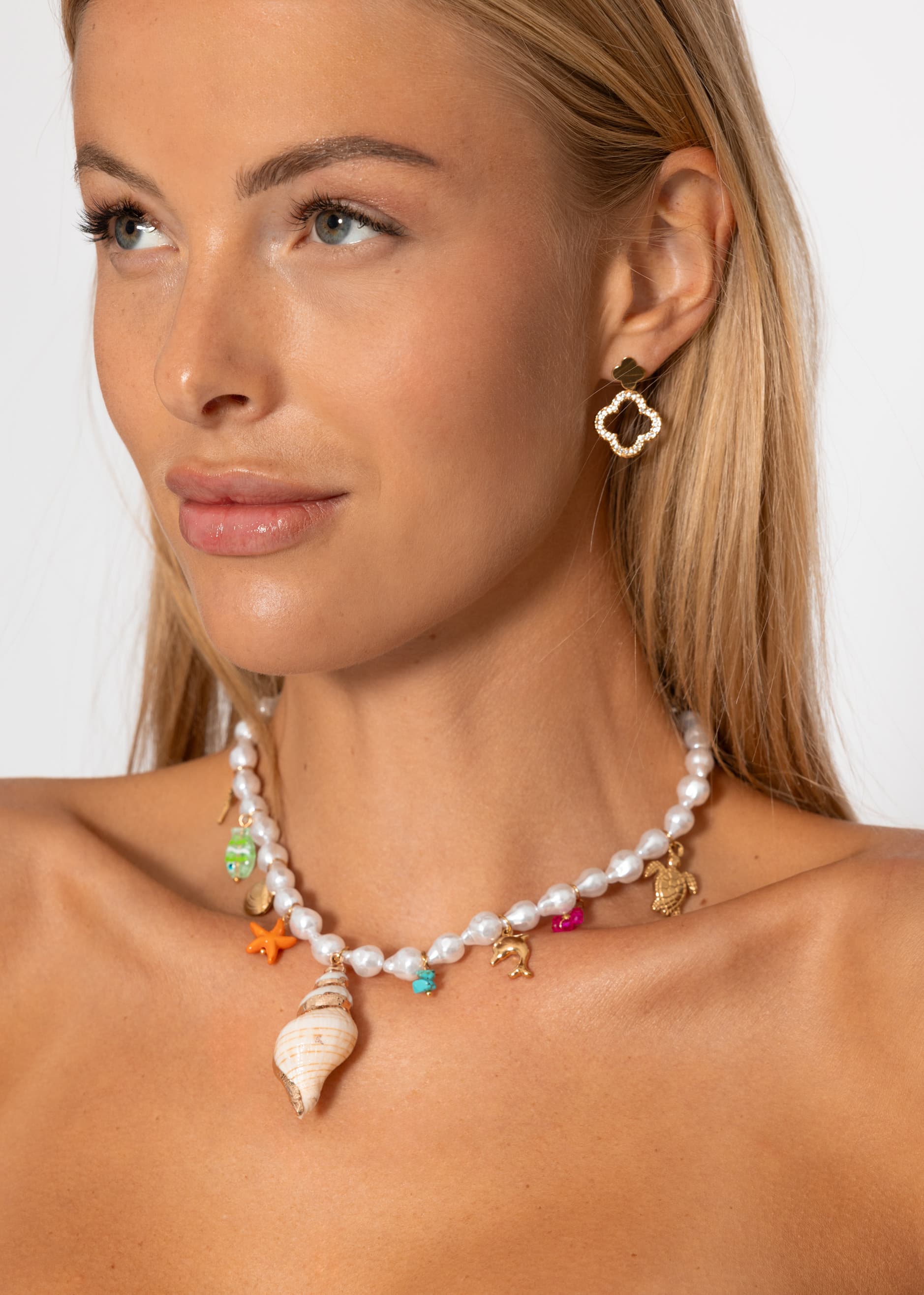 Pearl necklace with maritime charms - white