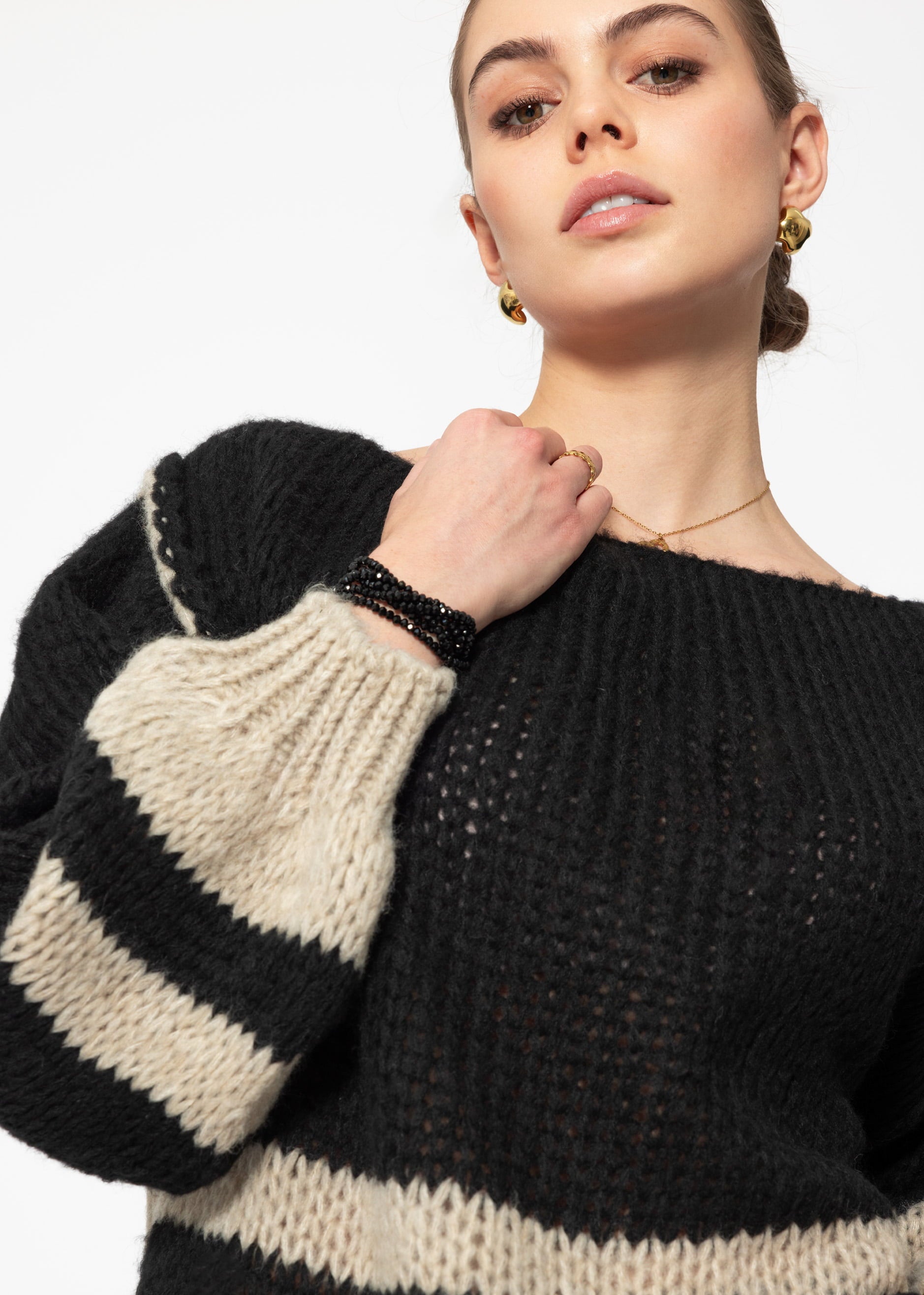 Sweater with striped hem - black-beige