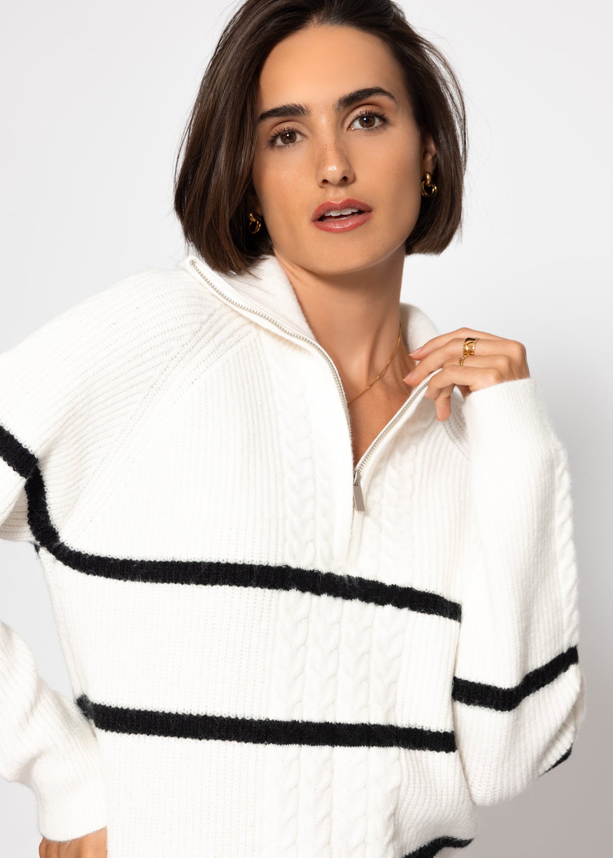 Sweater with zipper on the collar - off-white/black
