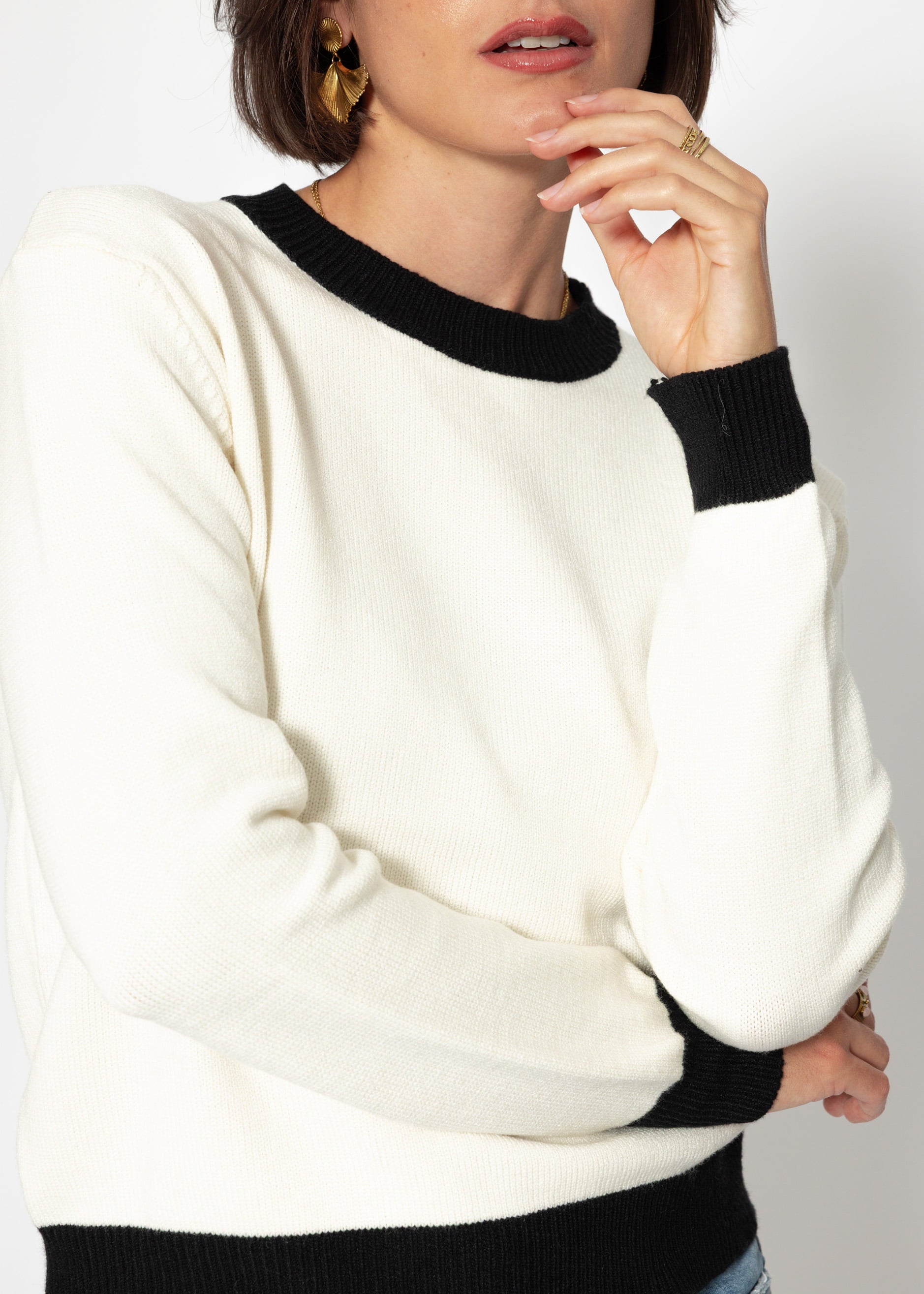 Pullover mit schwarzen Bündchen-Details - offwhite