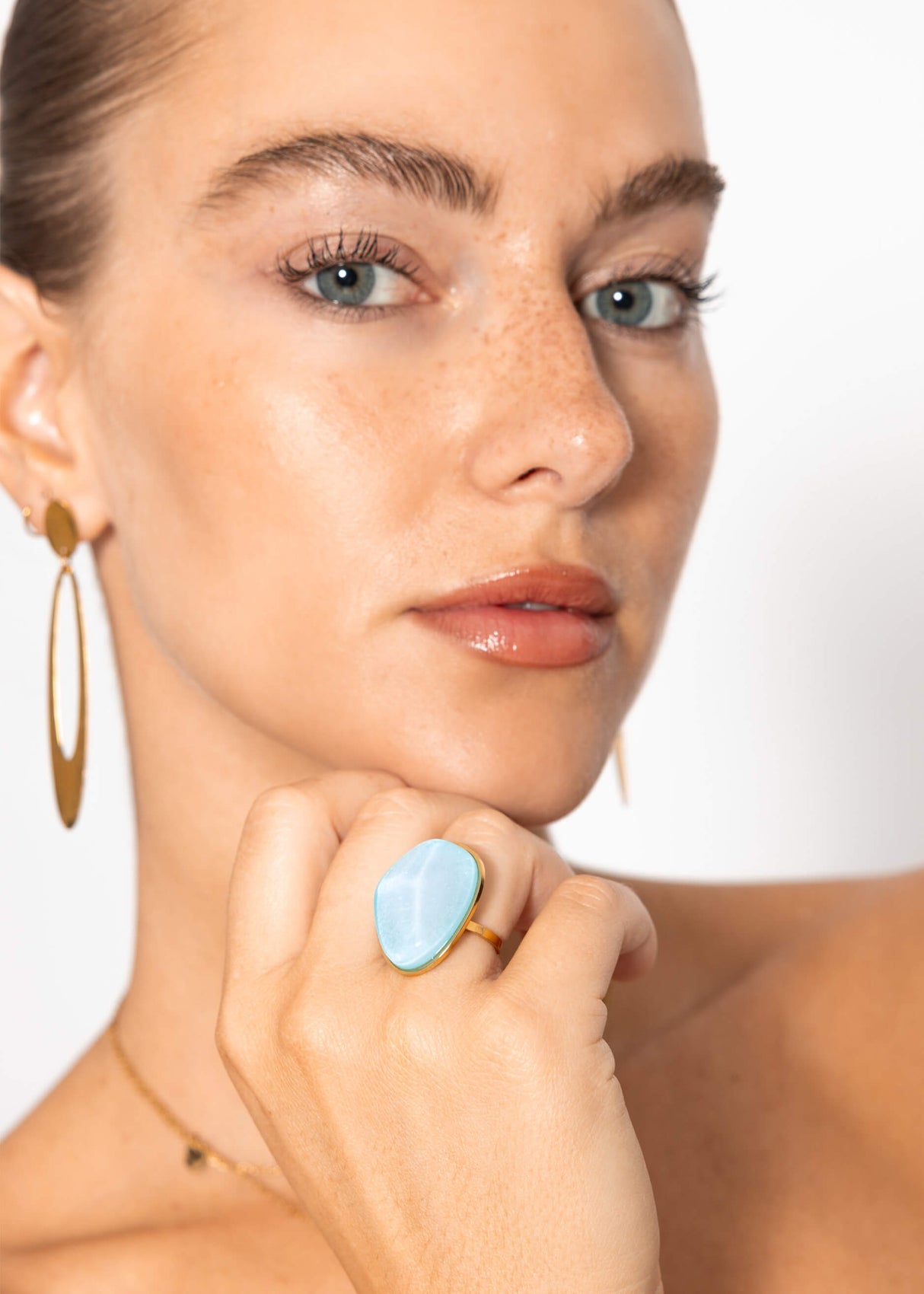 Ring mit hellblauem Schmuckstein - gold