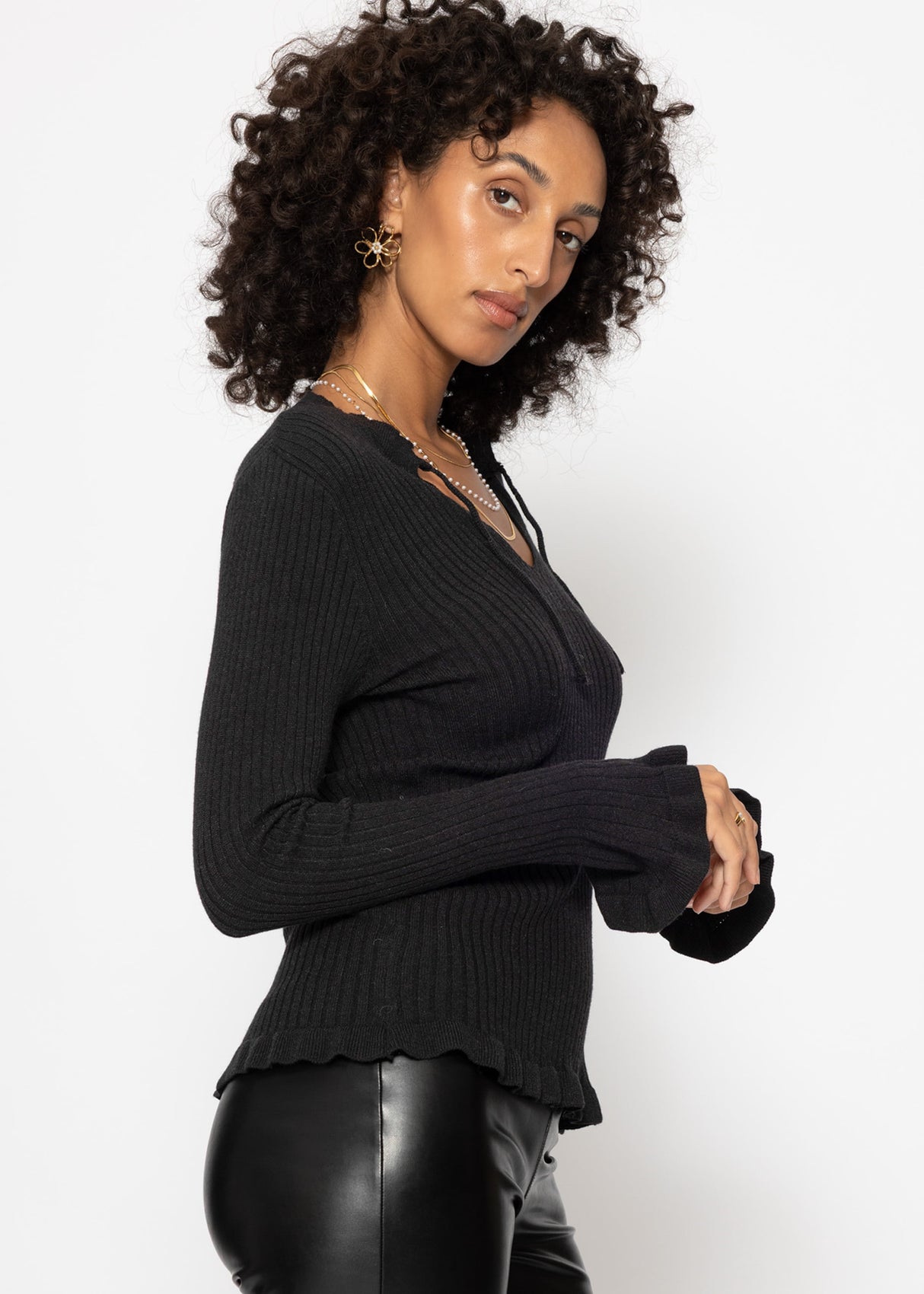 Rippstrickoberteil mit Bindeband am Ausschnitt - schwarz