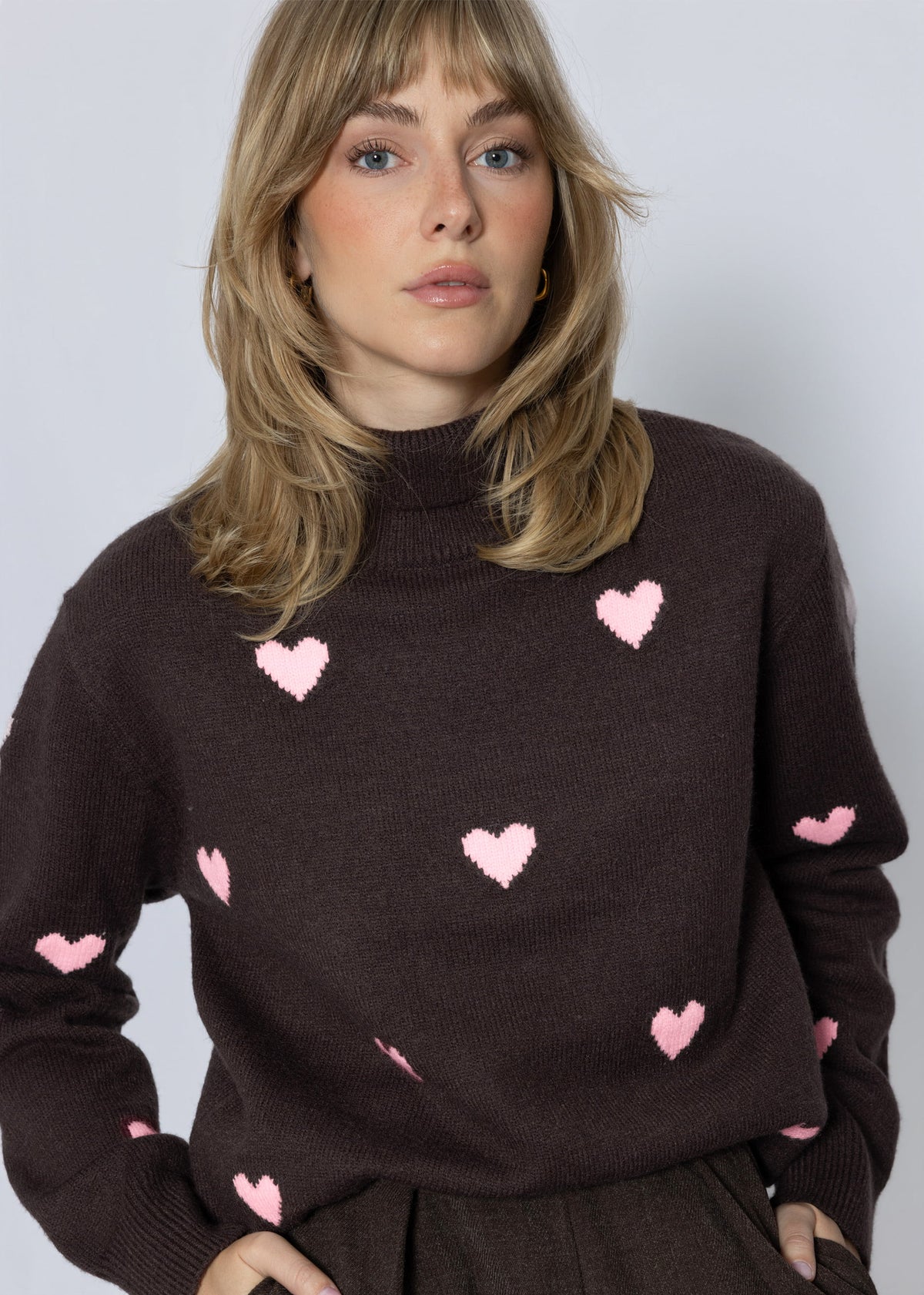 Rollkragenpullover mit Herzmuster - braun