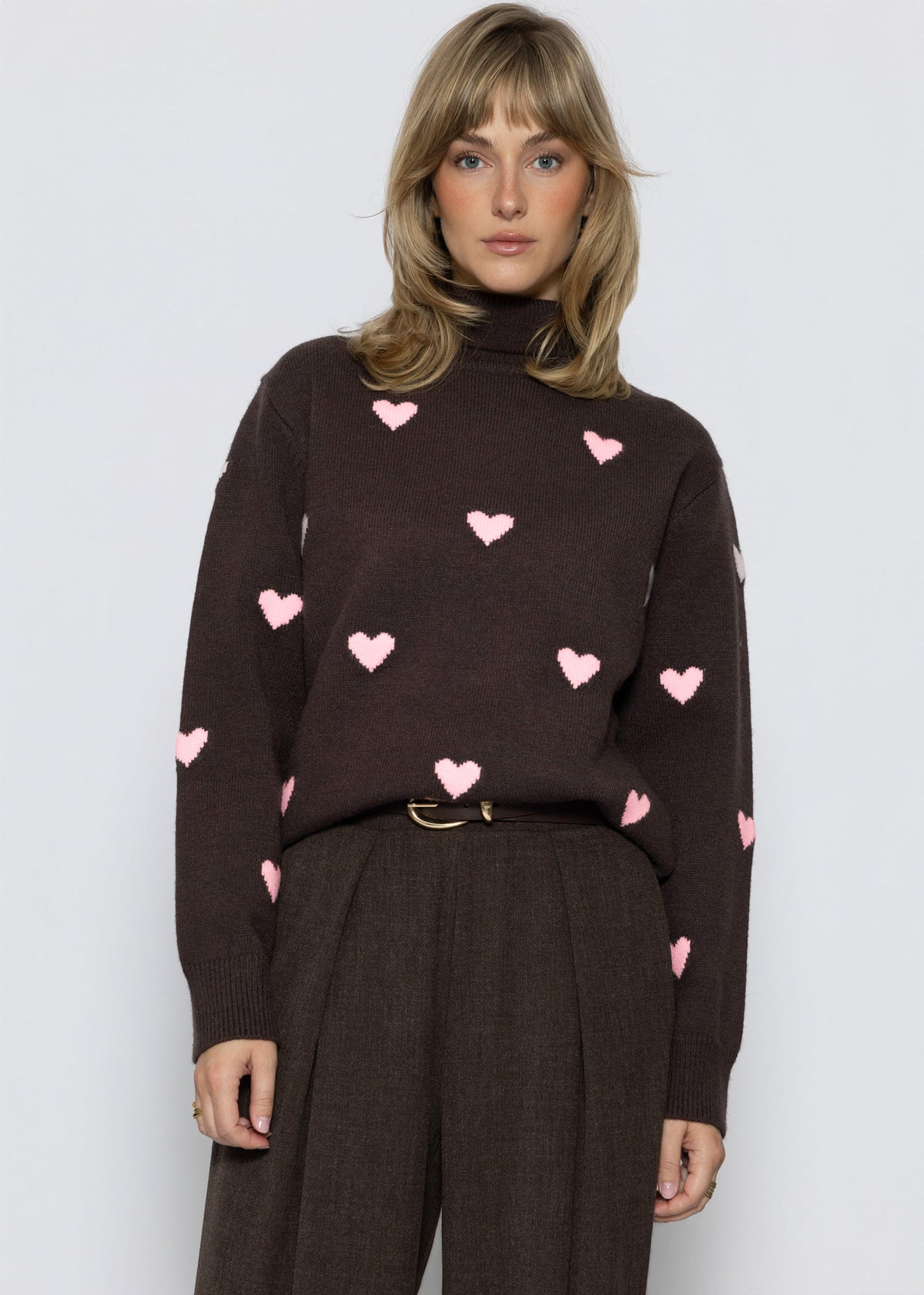 Rollkragenpullover mit Herzmuster - braun