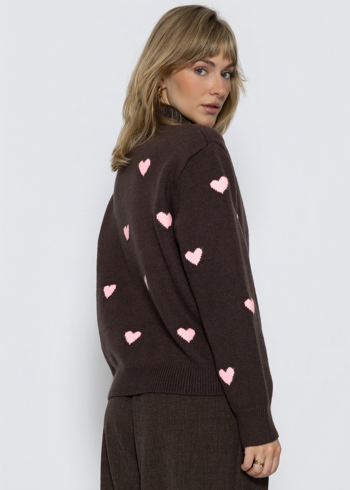 Rollkragenpullover mit Herzmuster - braun