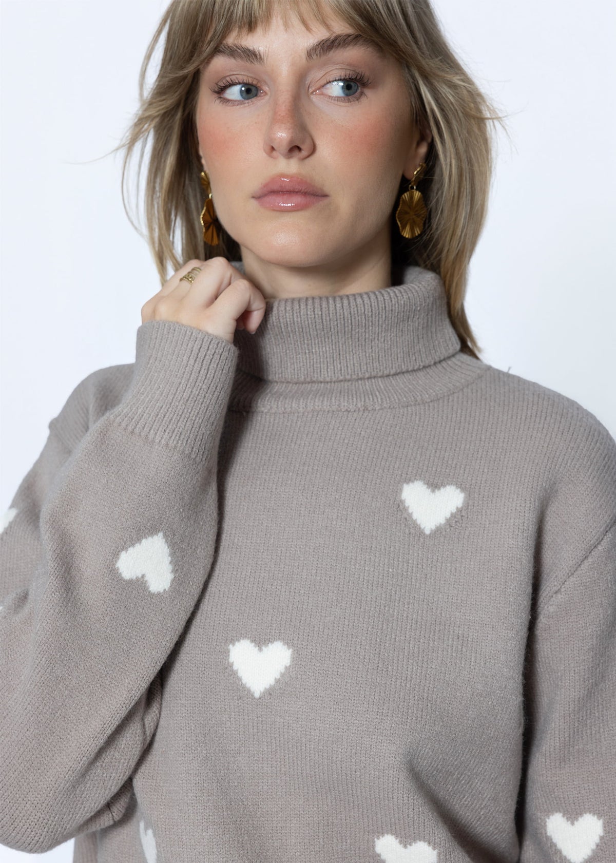 Roll neck jumper with heart pattern - taupe