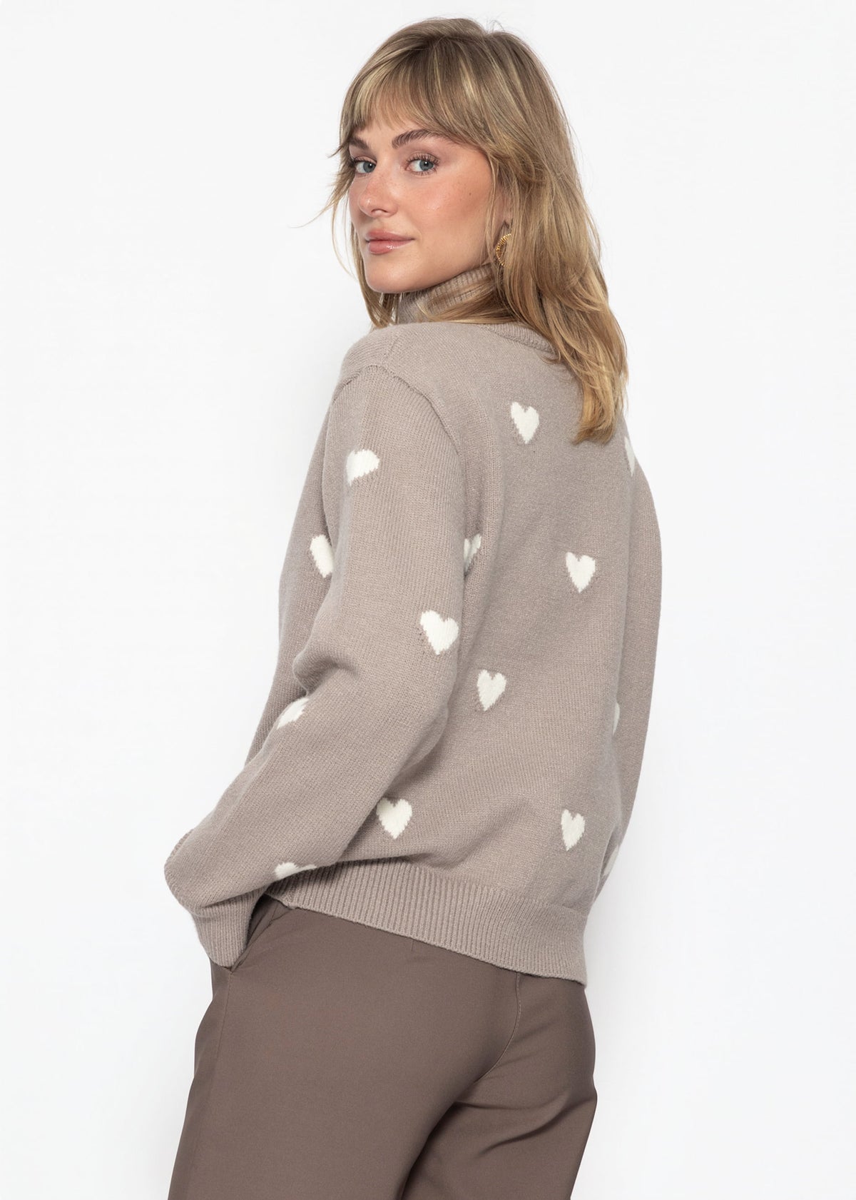 Rollkragenpullover mit Herzmuster - taupe