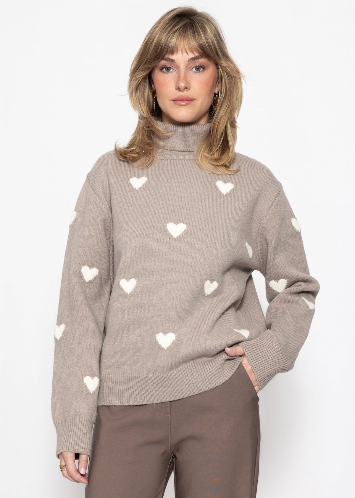 Rollkragenpullover mit Herzmuster - taupe