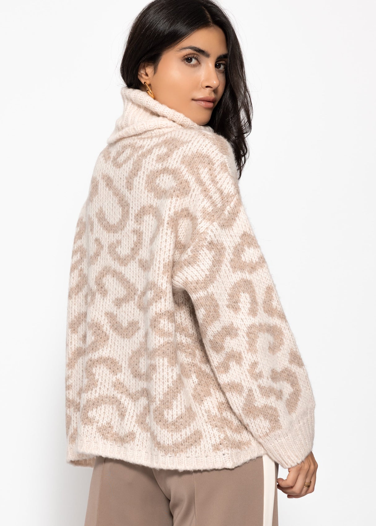Turtleneck sweater with leopard print - beige