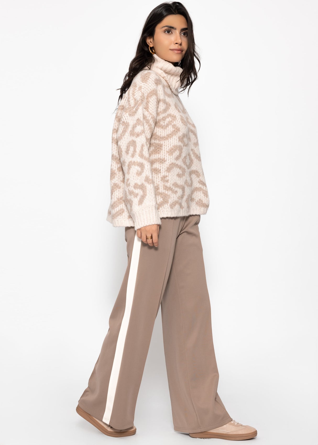 Turtleneck sweater with leopard print - beige