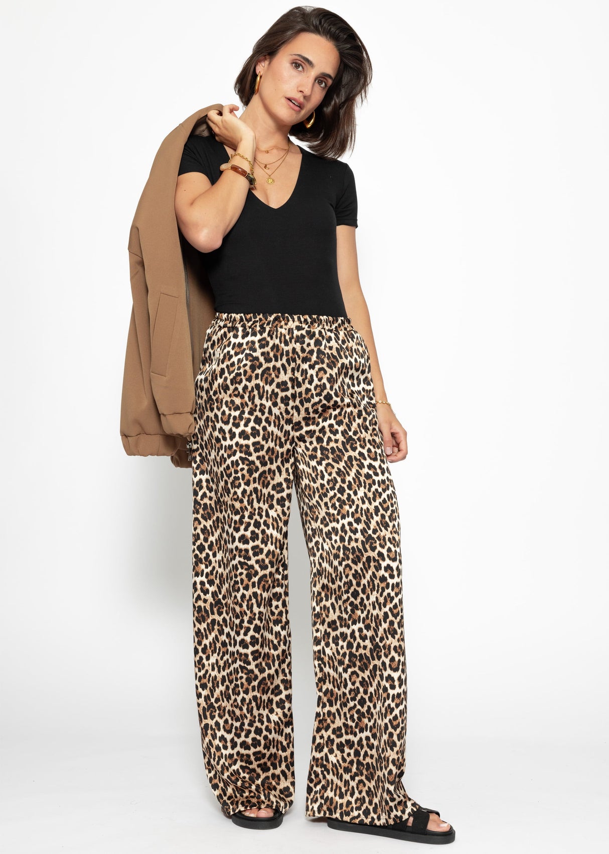 Satin trousers with Leo -Print - brown