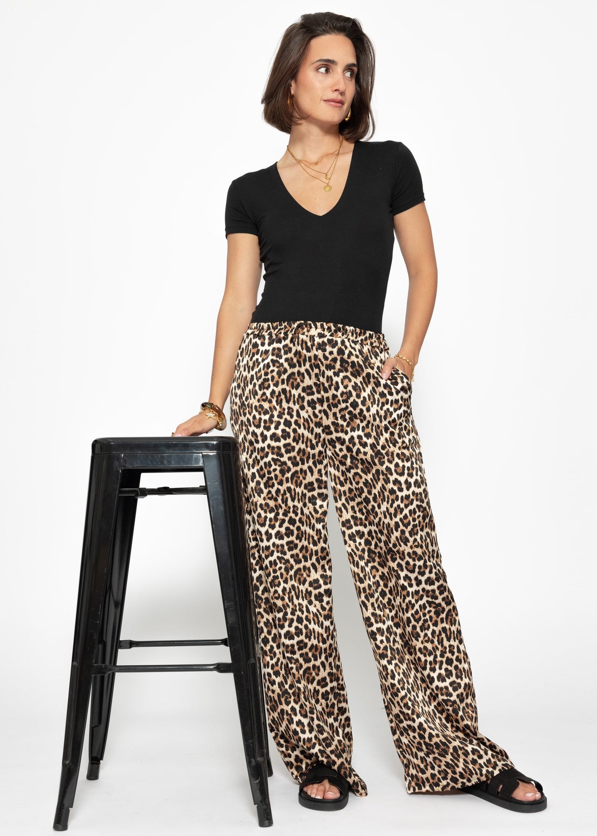 Satin trousers with Leo -Print - brown