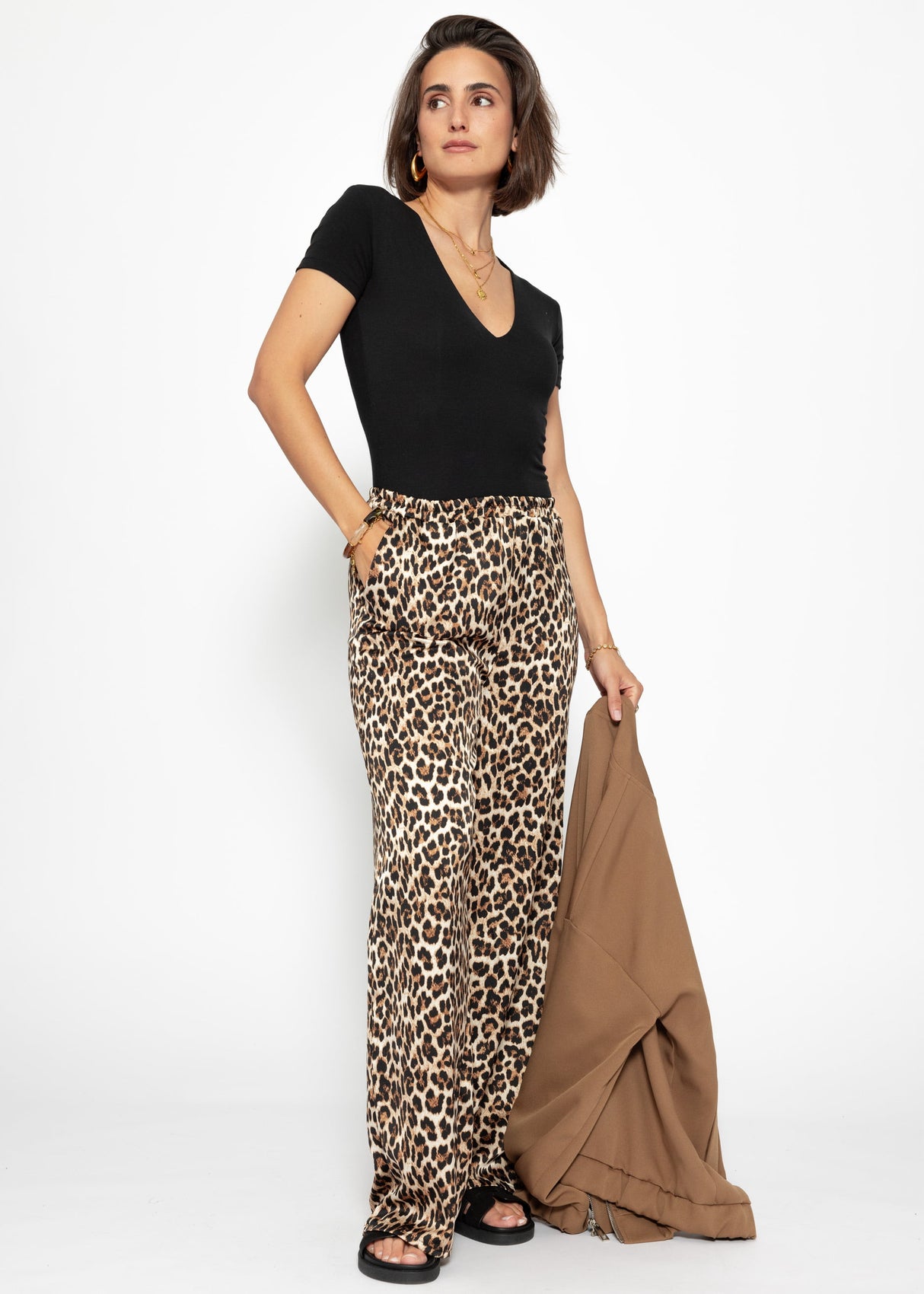 Satin trousers with Leo -Print - brown