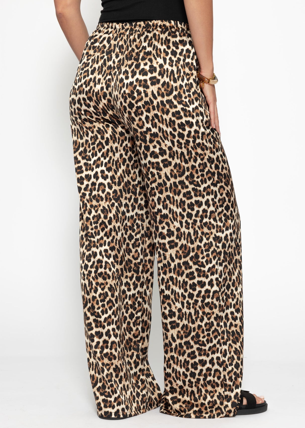 Satin trousers with Leo -Print - brown