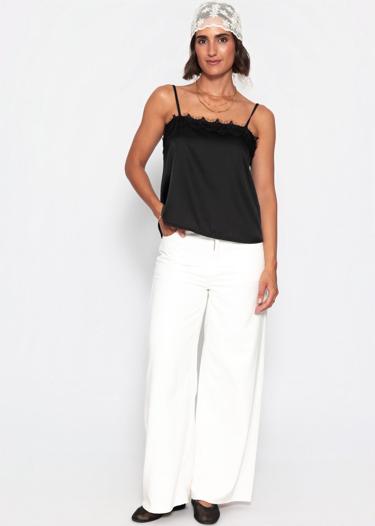 Satin Top mit Spitze - schwarz