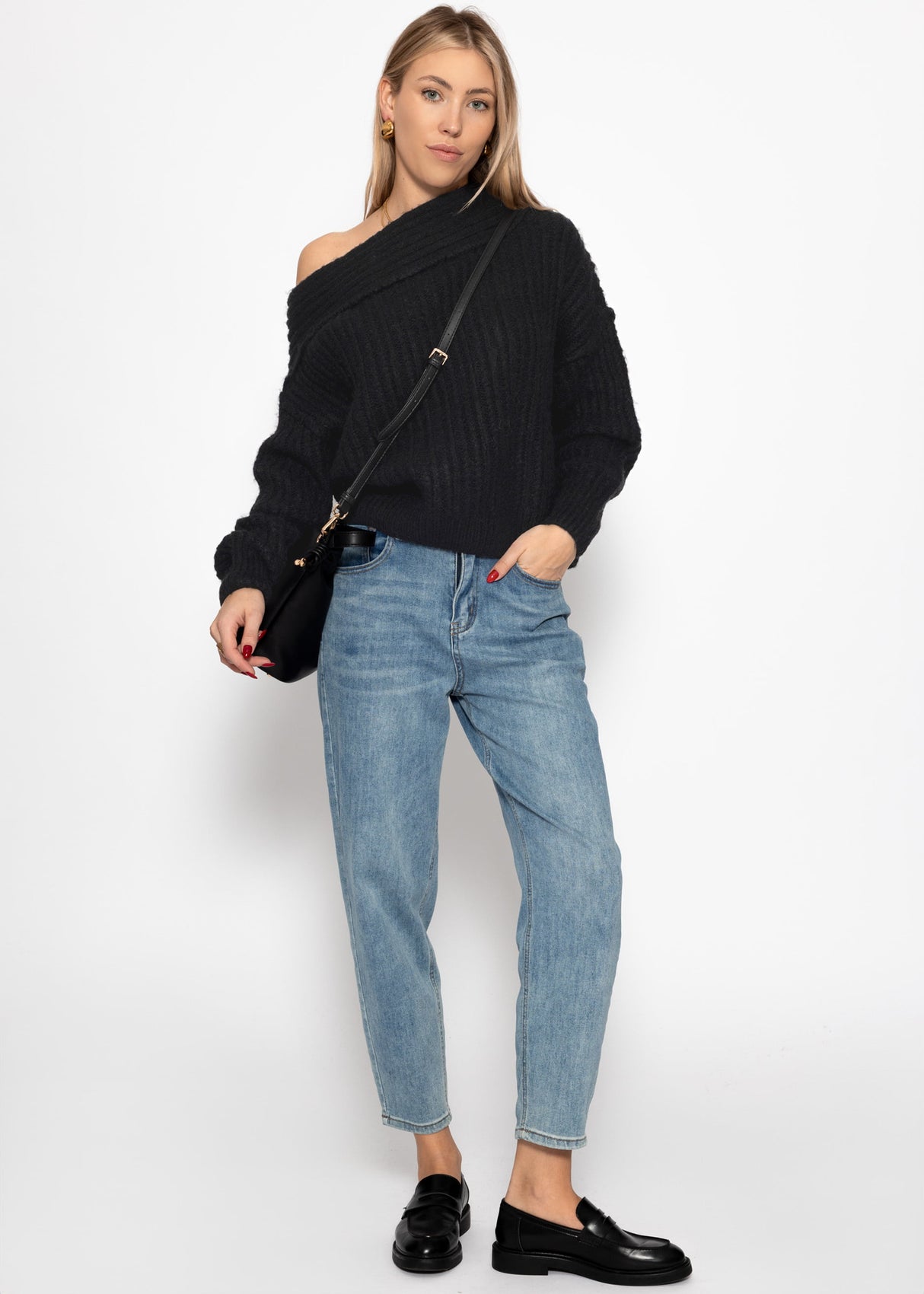 Off-the-shoulder knitted sweater - black
