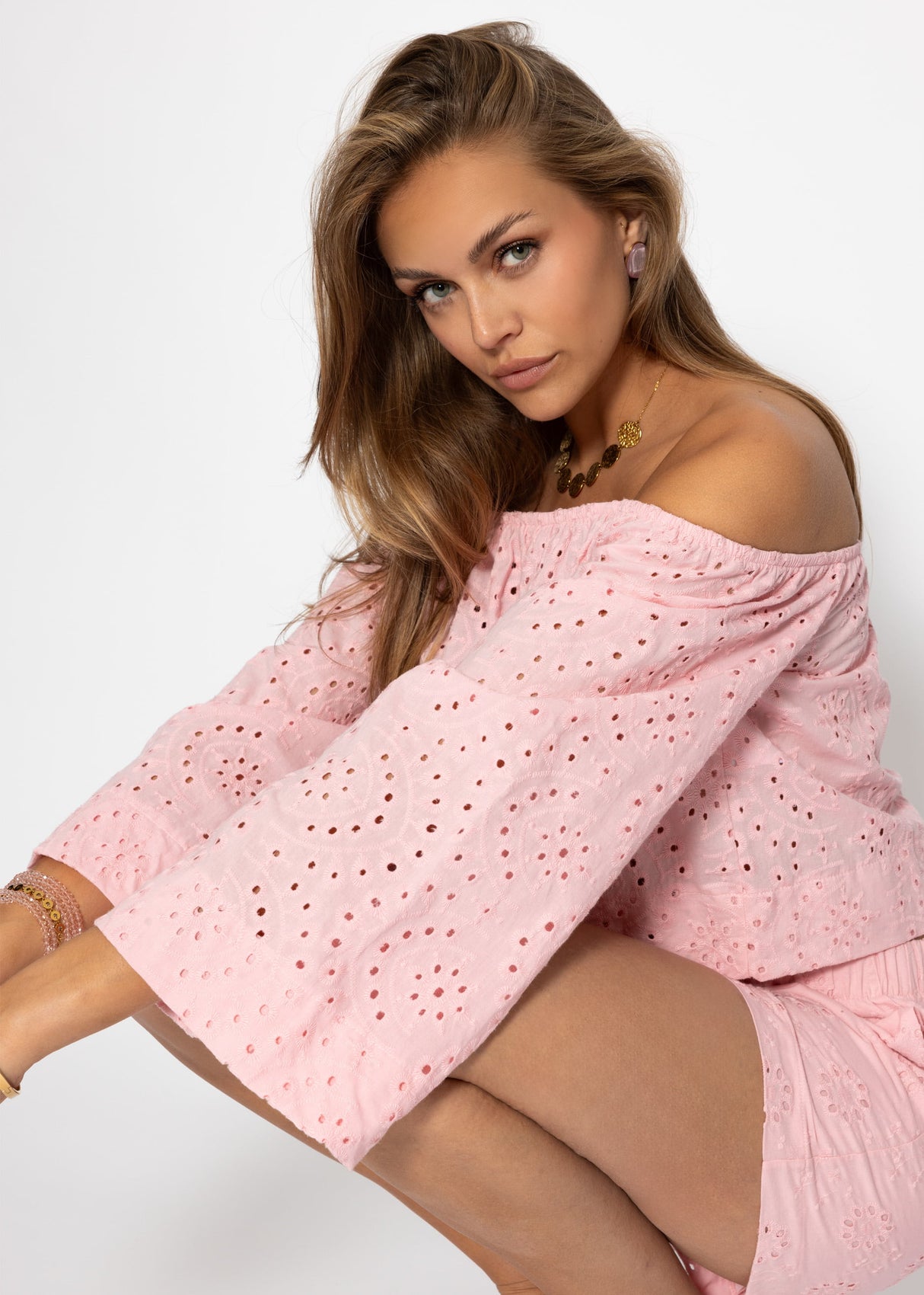 Shoulder -free long -sleeved top with hole embroidery - pink
