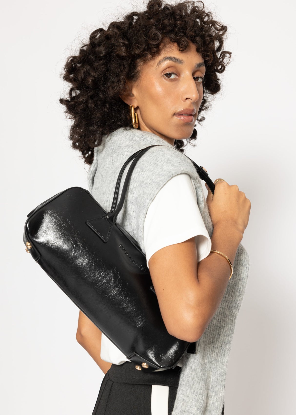 Shoulder bag made of synthetic leather - black