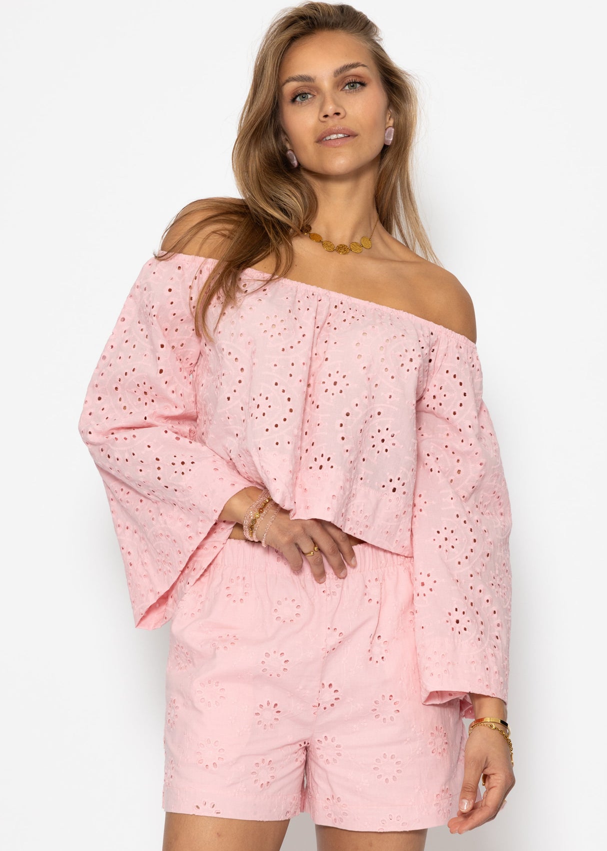 Shorts with perforated embroidery - pink