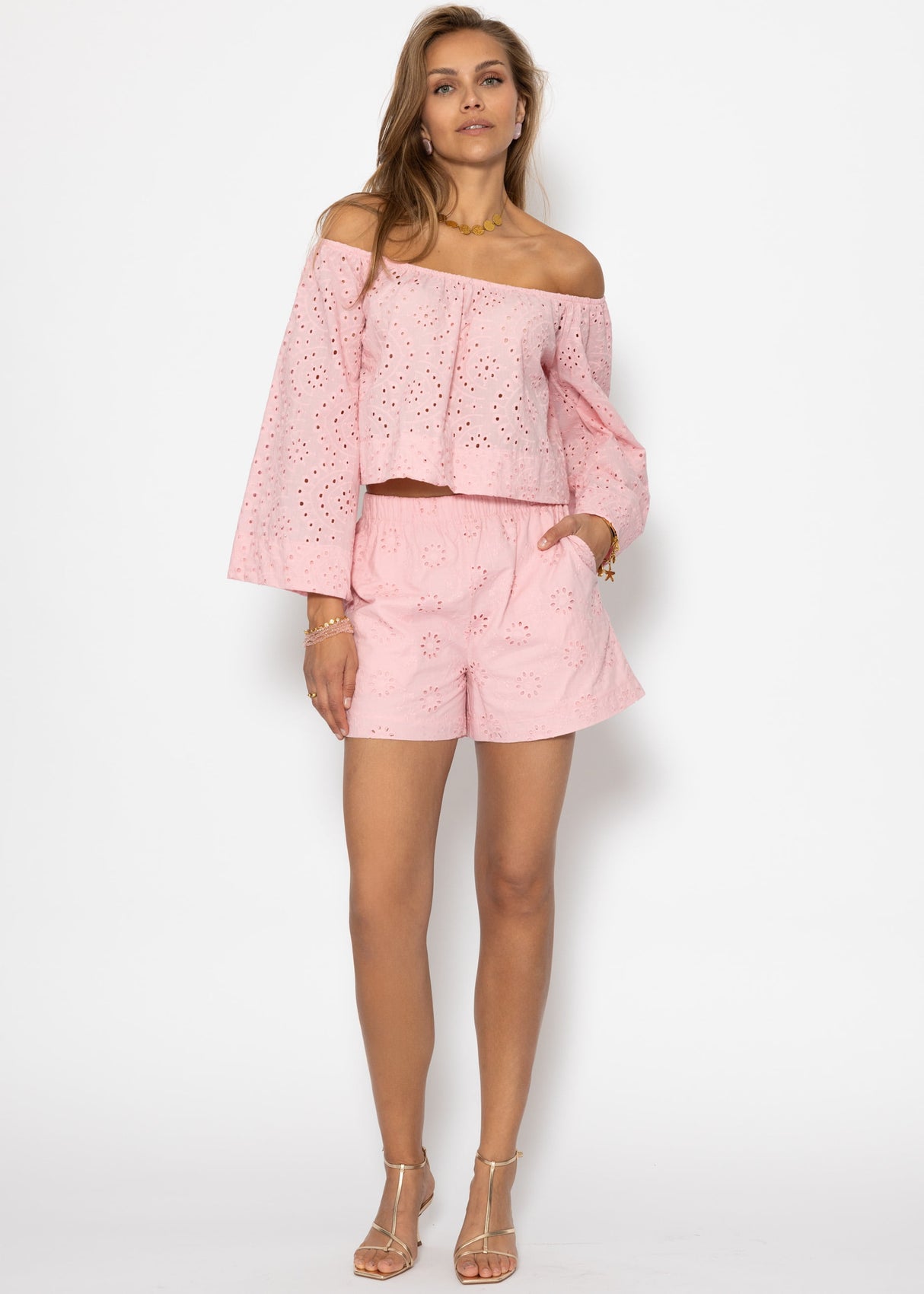 Shorts with perforated embroidery - pink