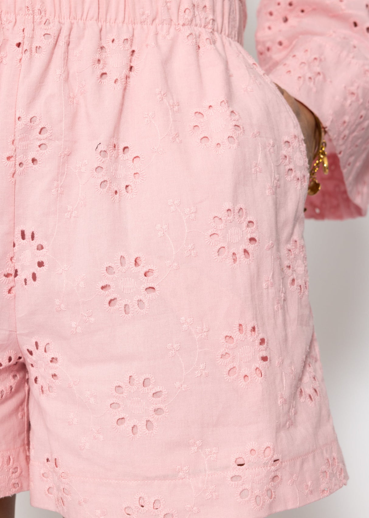 Shorts with perforated embroidery - pink