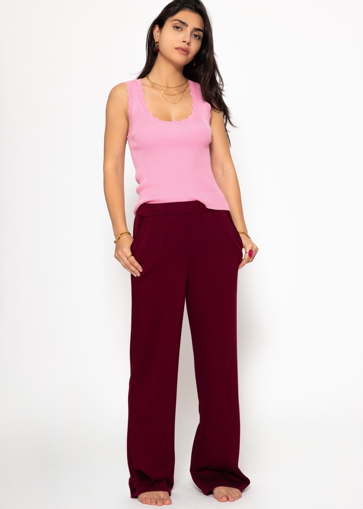 Soft, wide jogging pants with piping - burgundy