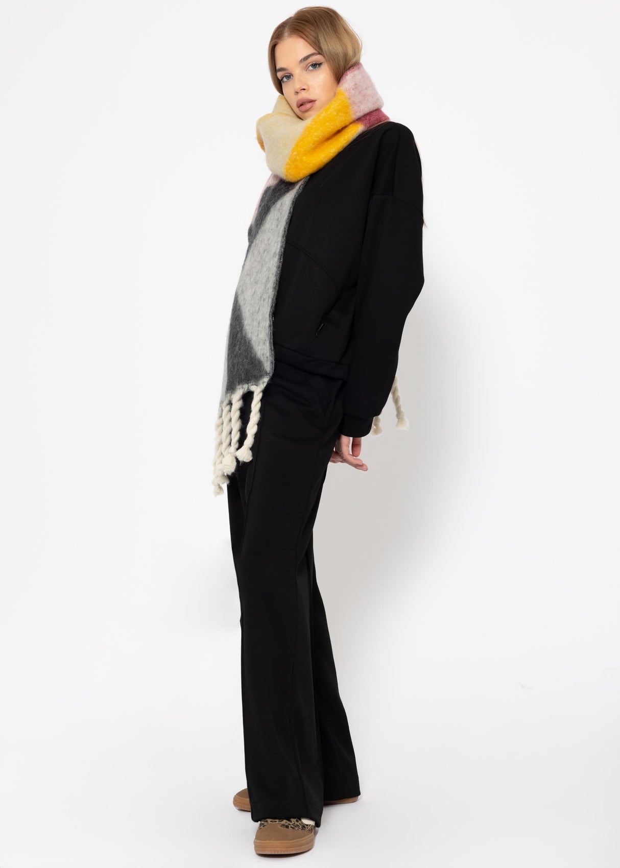 Soft wide jogging pants with piping - black