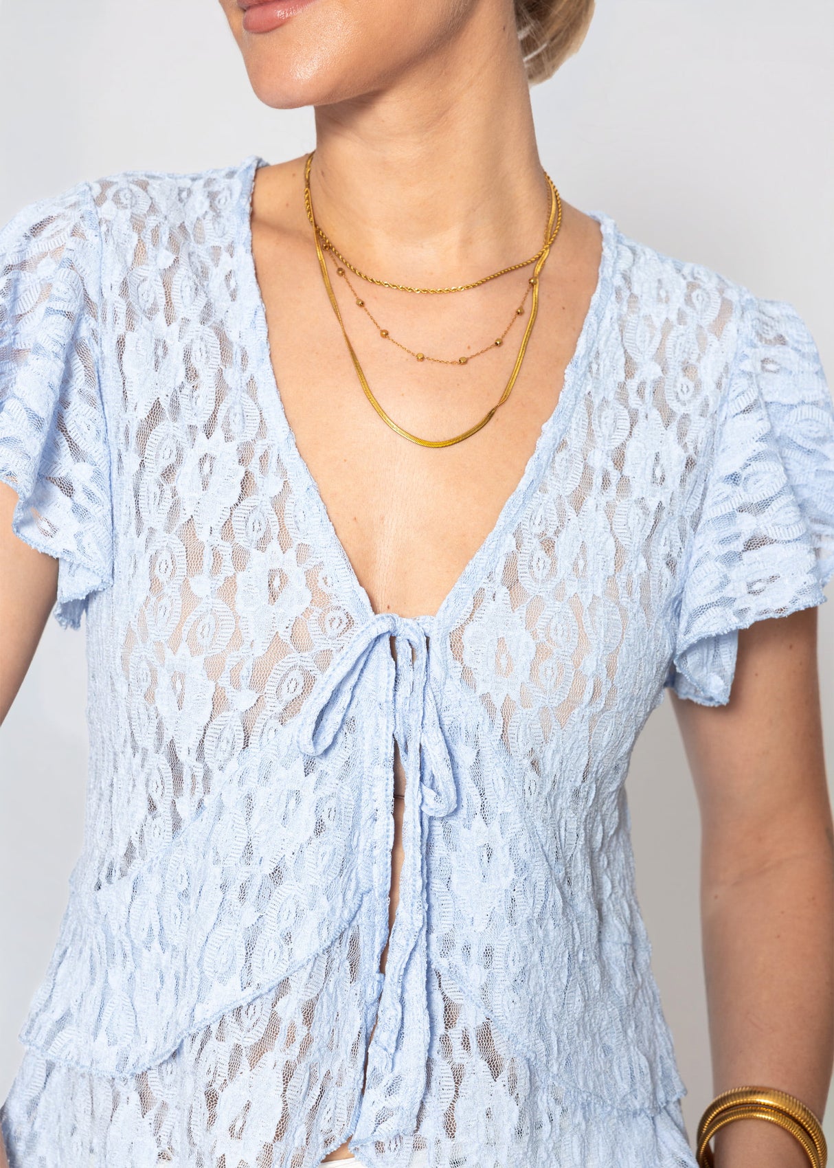 Spitzenbluse mit Flügelärmel - hellblau