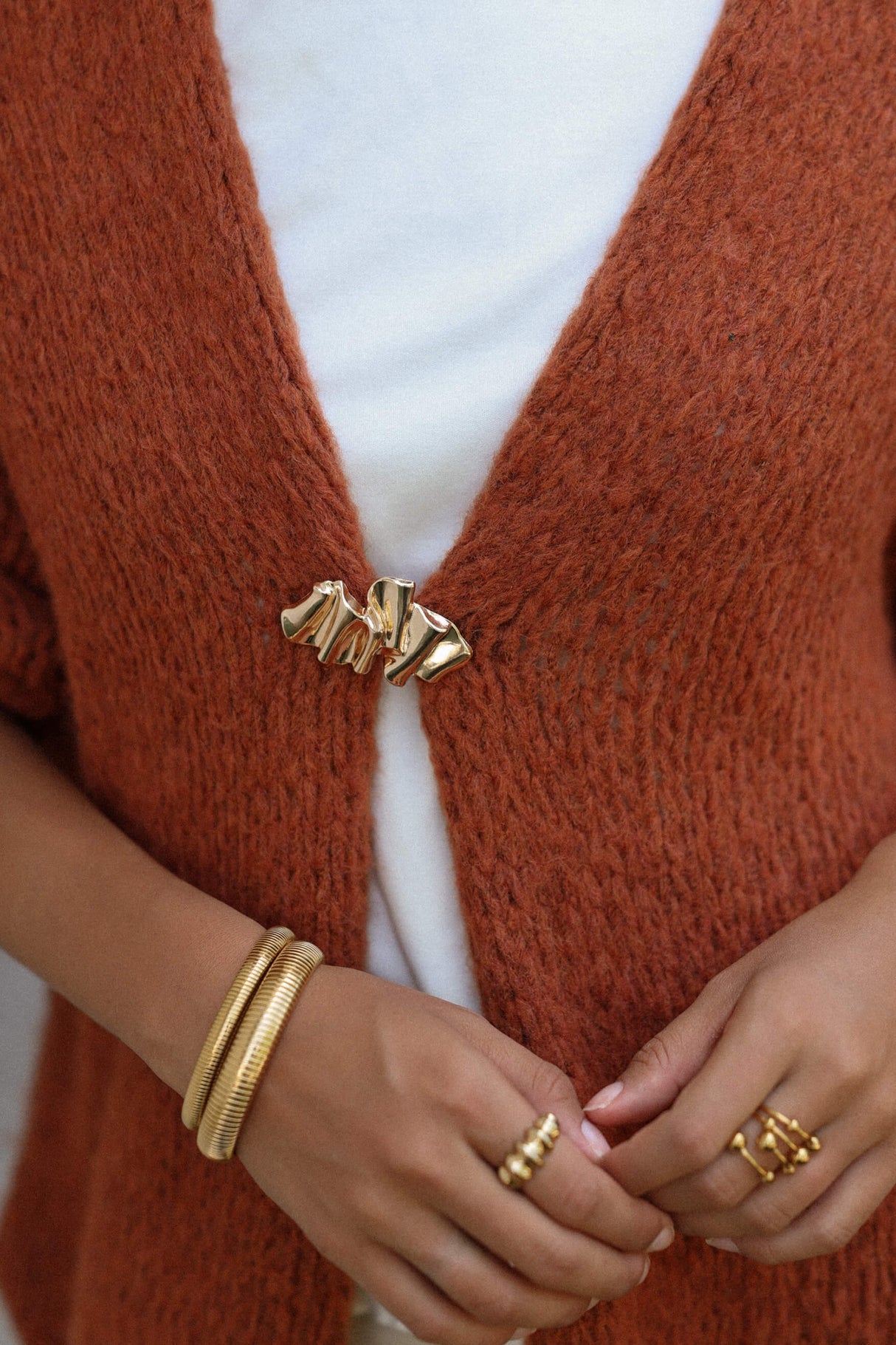 Statement Brosche in skulpturaler Form - gold