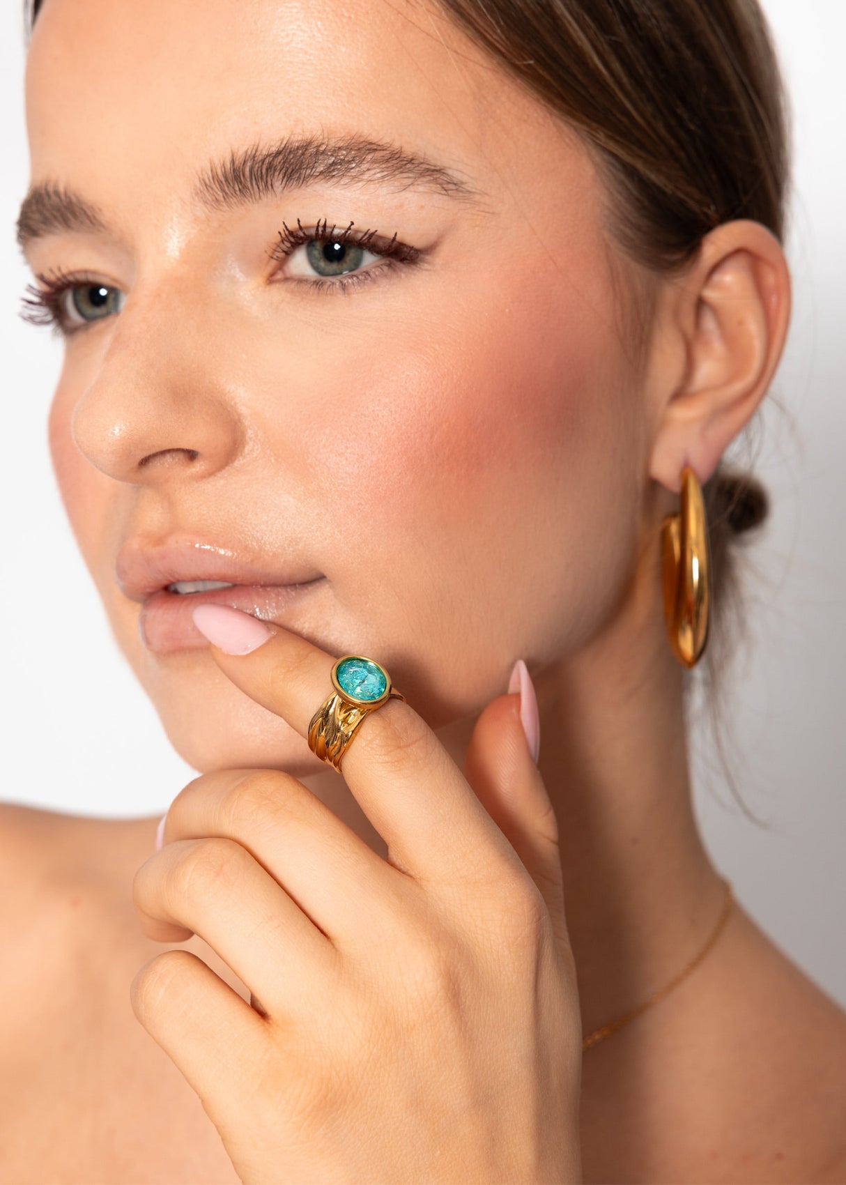 Statement Ring mit blauem Schmuckstein - gold
