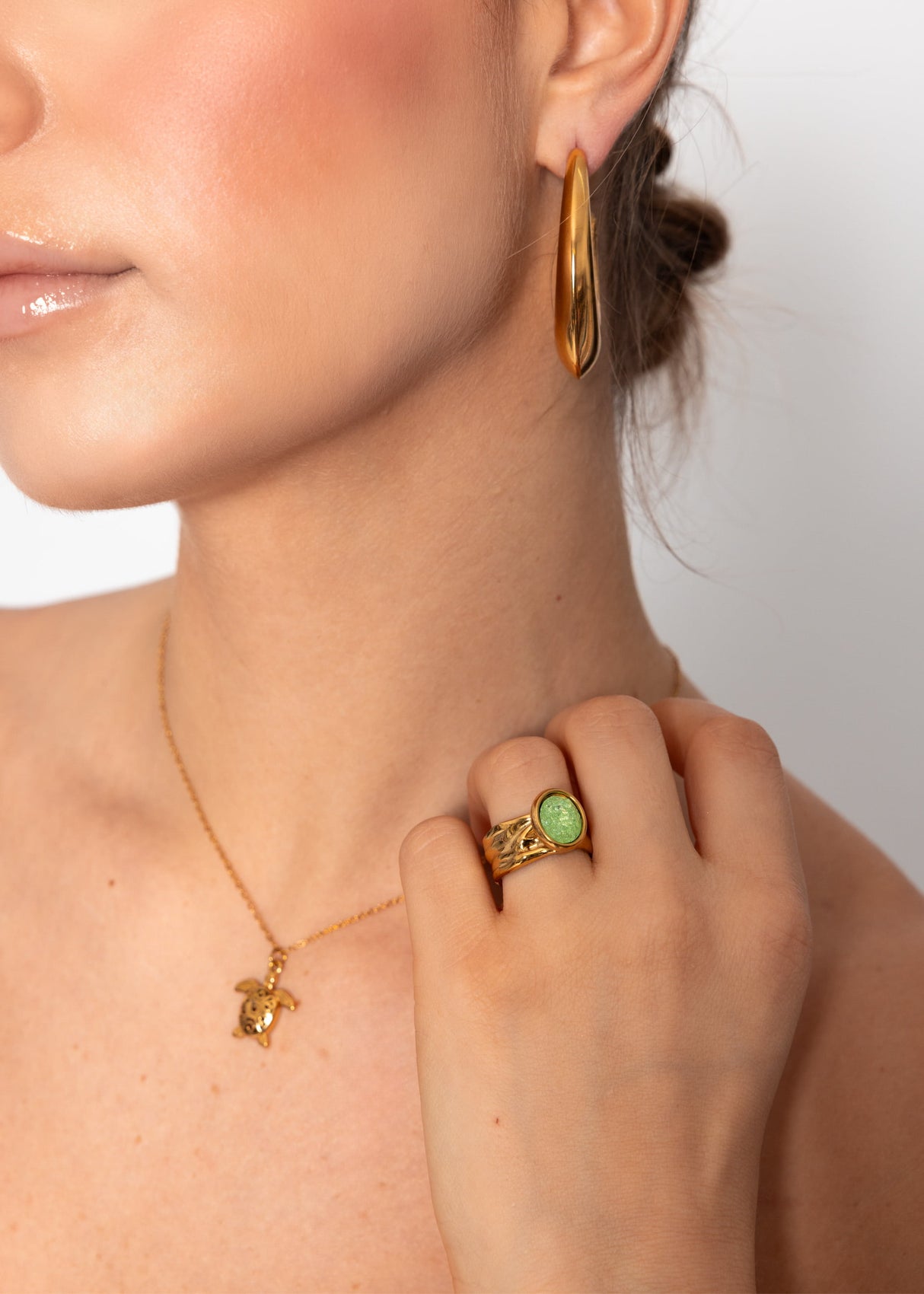 Statement ring with green gemstone - gold