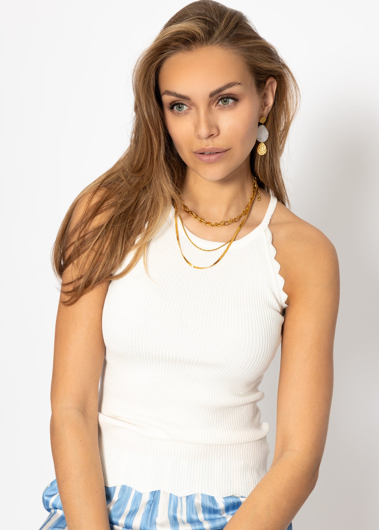 Knit top with scalloped edge, off-white