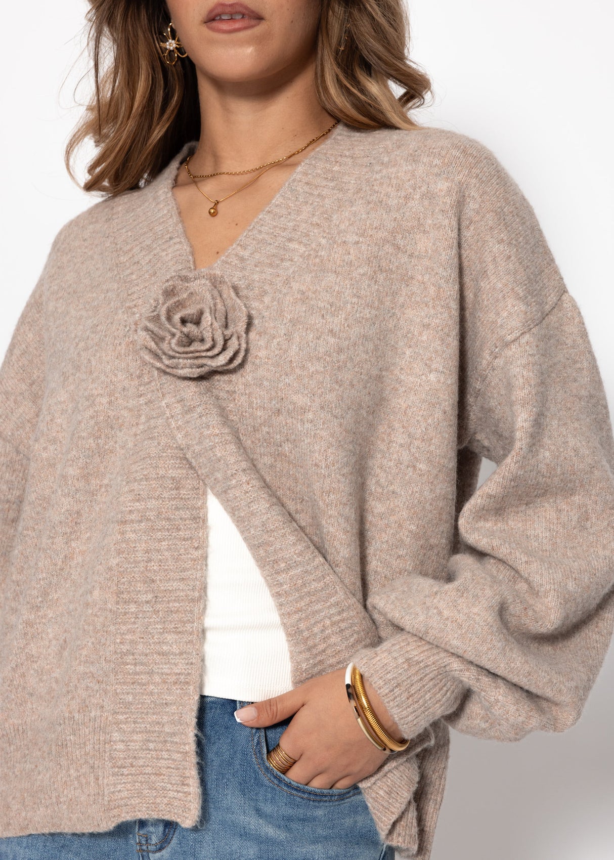 Strickjacke mit Blumenapplikation - taupe