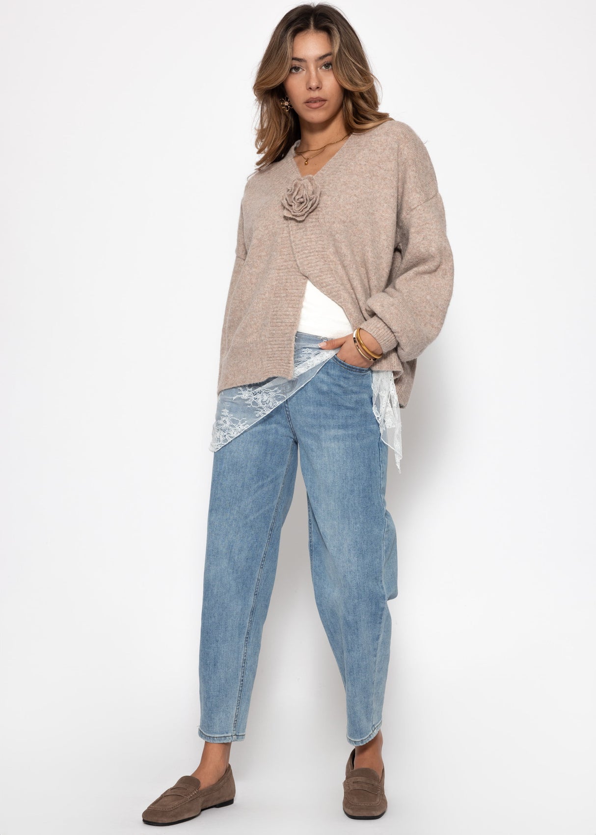 Strickjacke mit Blumenapplikation - taupe