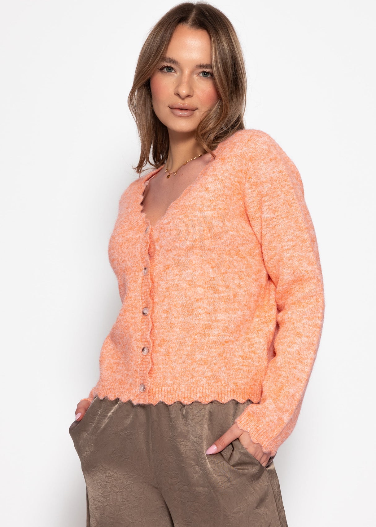 Strickjacke mit Bogenkante - koralle