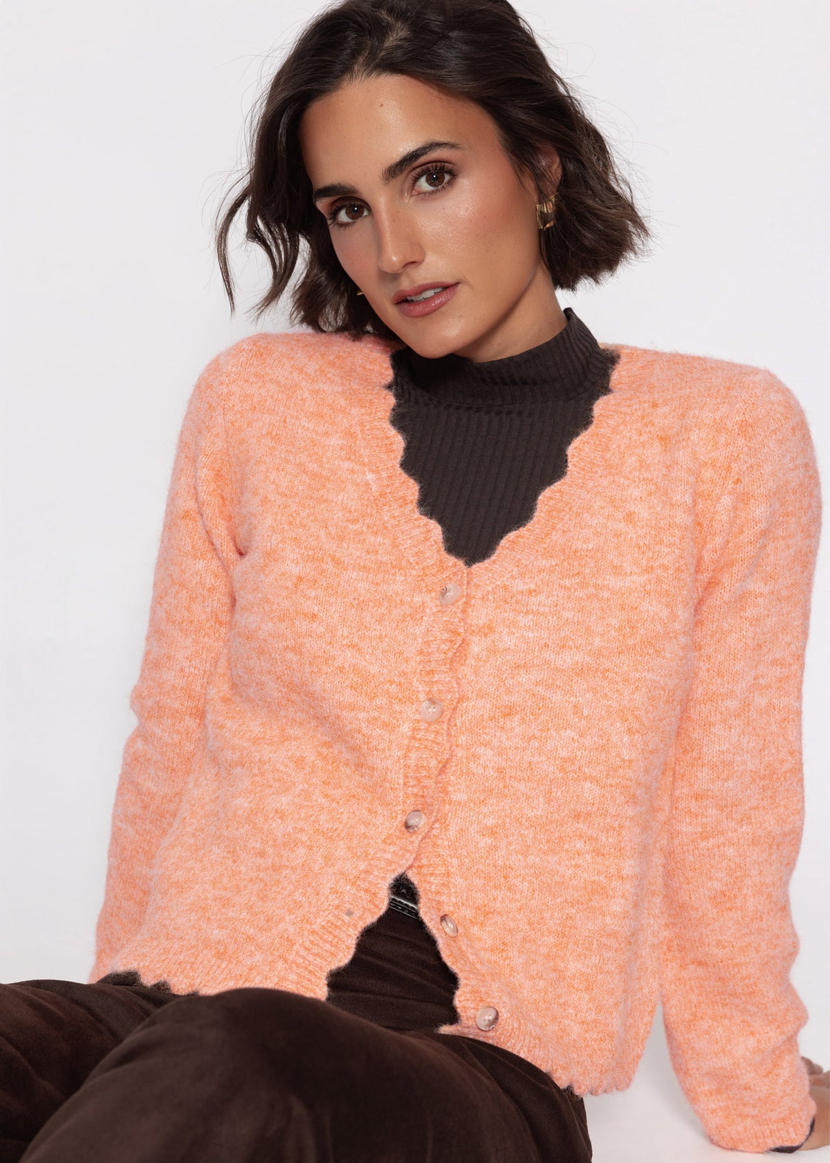 Strickjacke mit Bogenkante - koralle