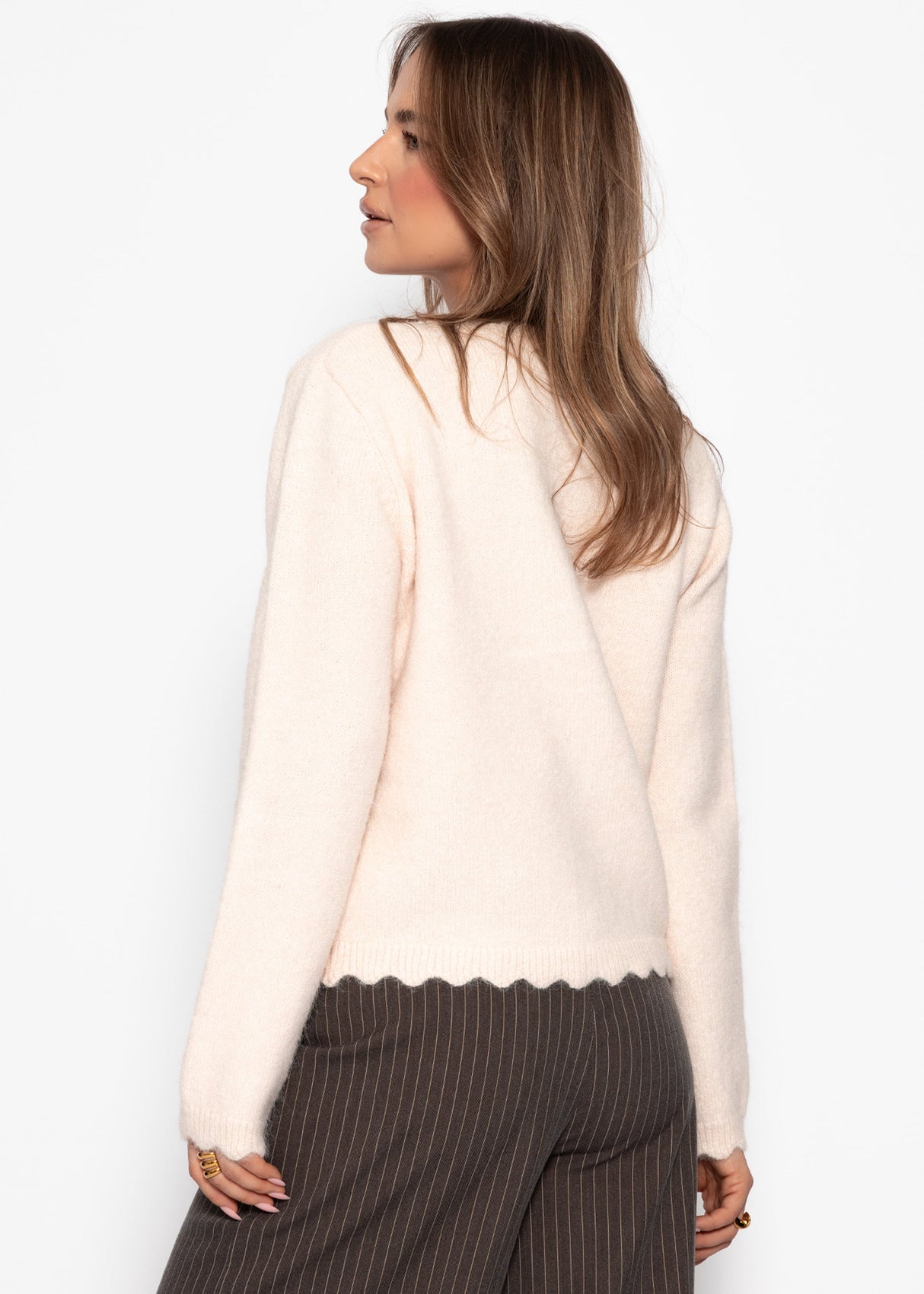 Strickjacke mit Bogenkante - offwhite