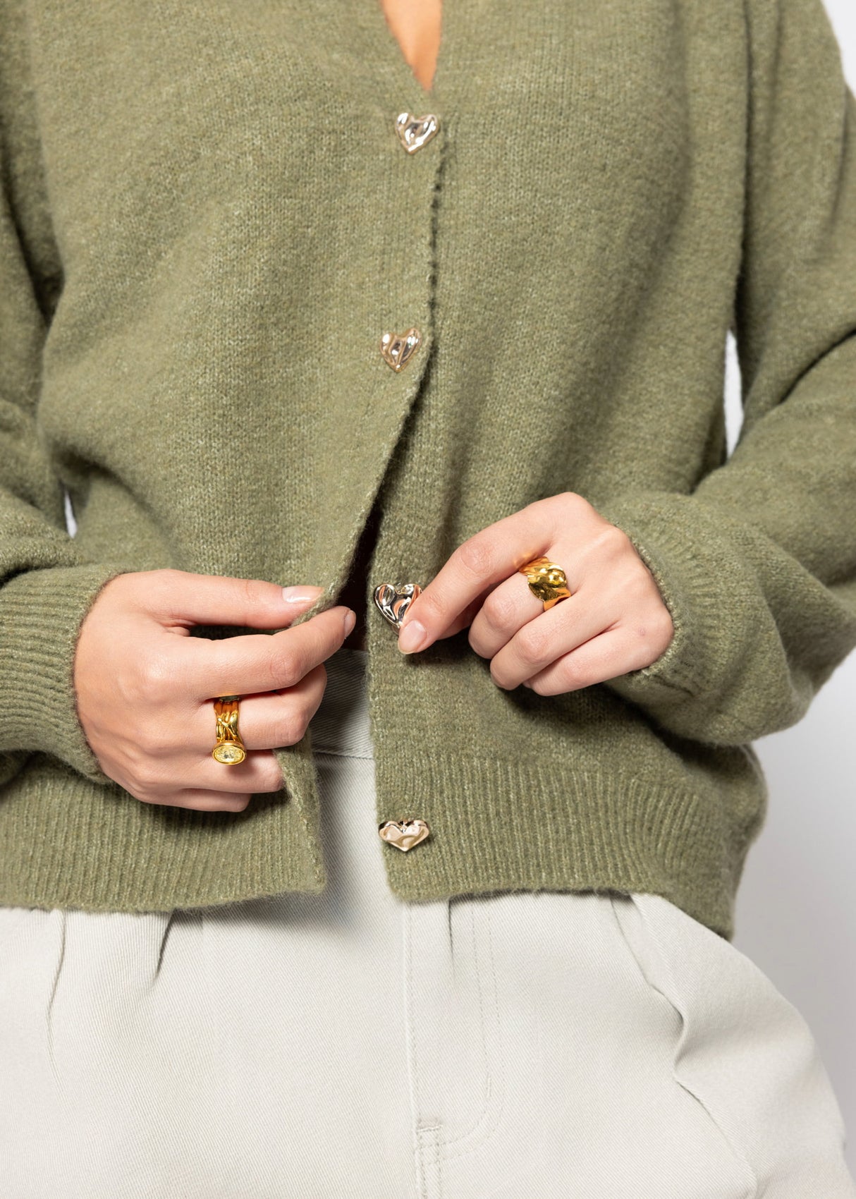 Strickjacke mit Herzknöpfen - khaki