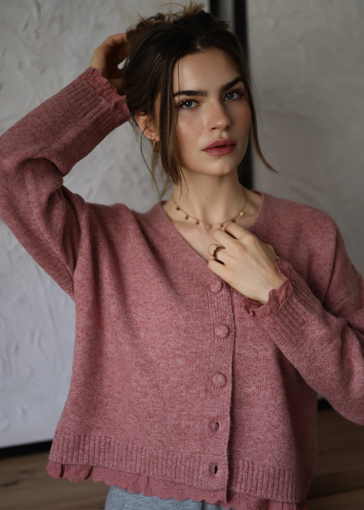 Strickjacke mit Lochstickerei - mauve