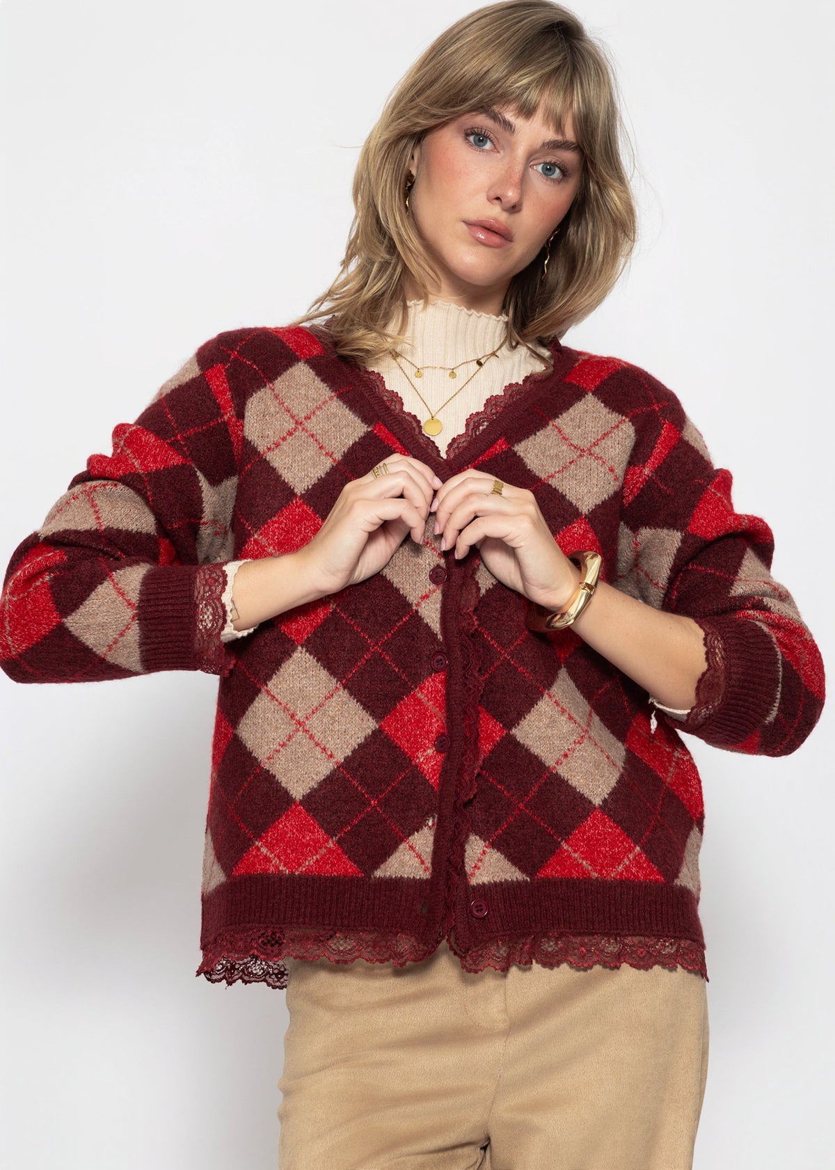 Strickjacke mit Rautenmuster und Spitzenborte - burgundy