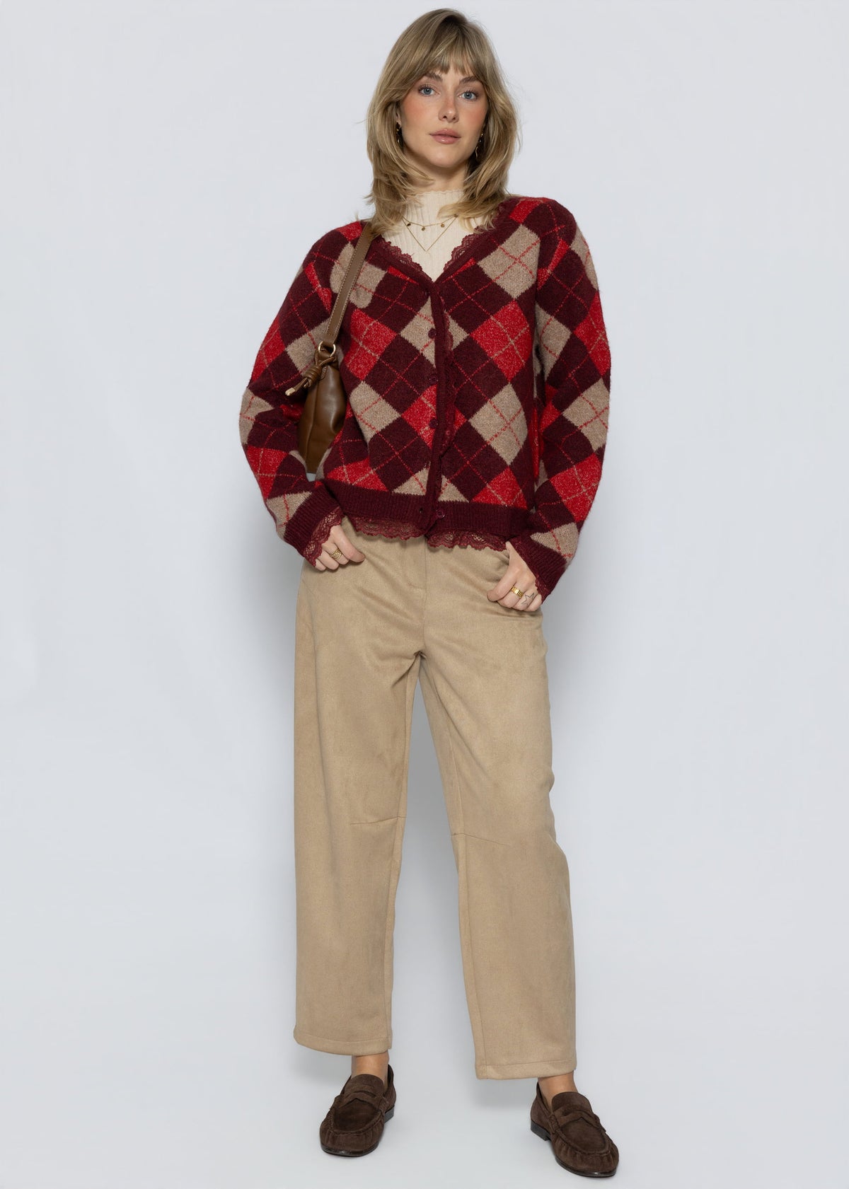Strickjacke mit Rautenmuster und Spitzenborte - beere