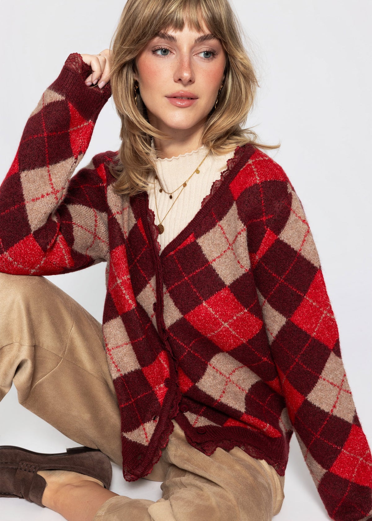 Strickjacke mit Rautenmuster und Spitzenborte - burgundy